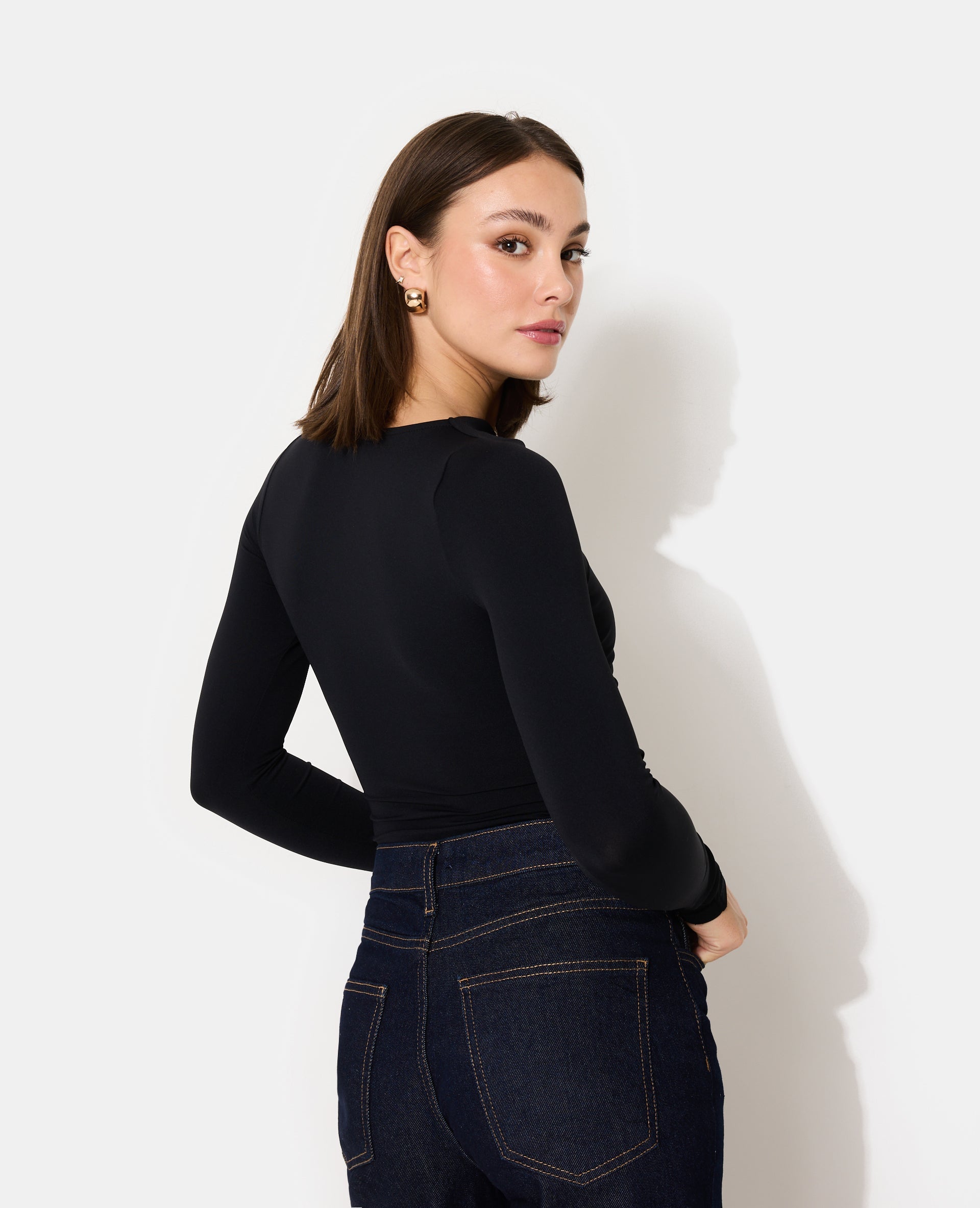 Body en maille stretch avec col asymétrique et bijou