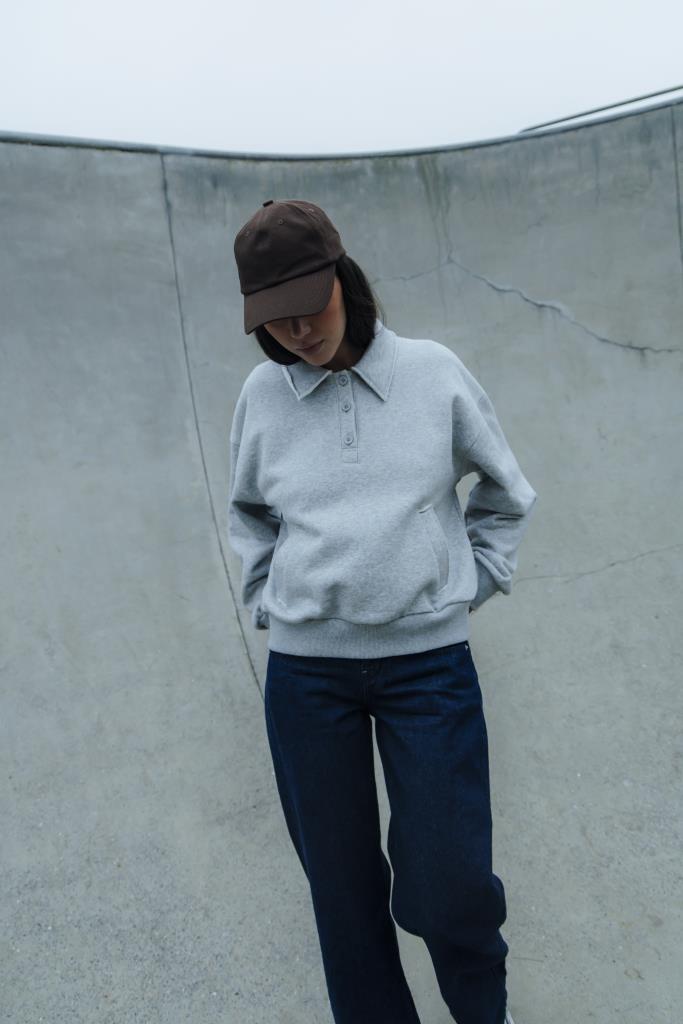 Sweat col polo avec poches et détails coupés