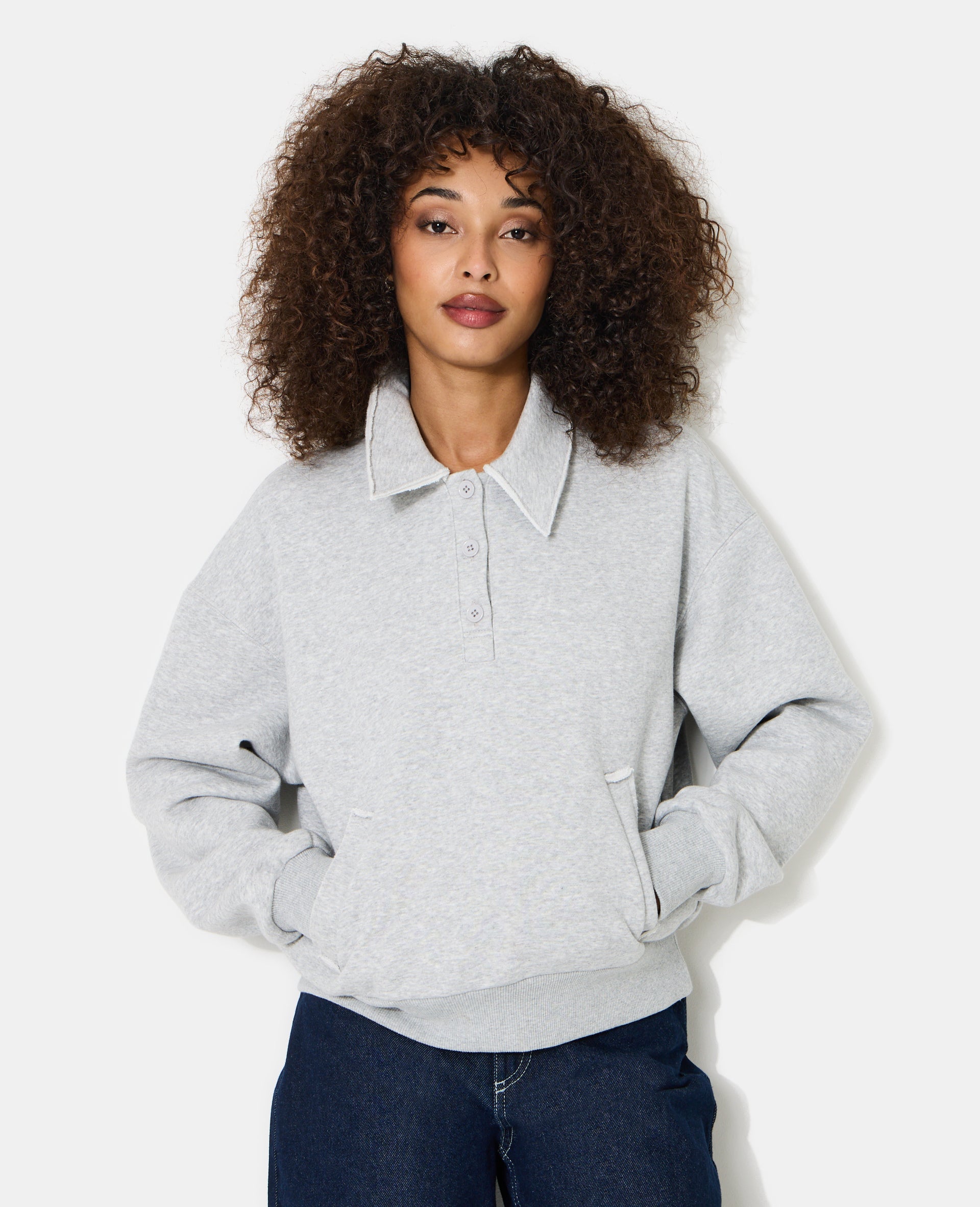 Sweat col polo avec poches et détails coupés