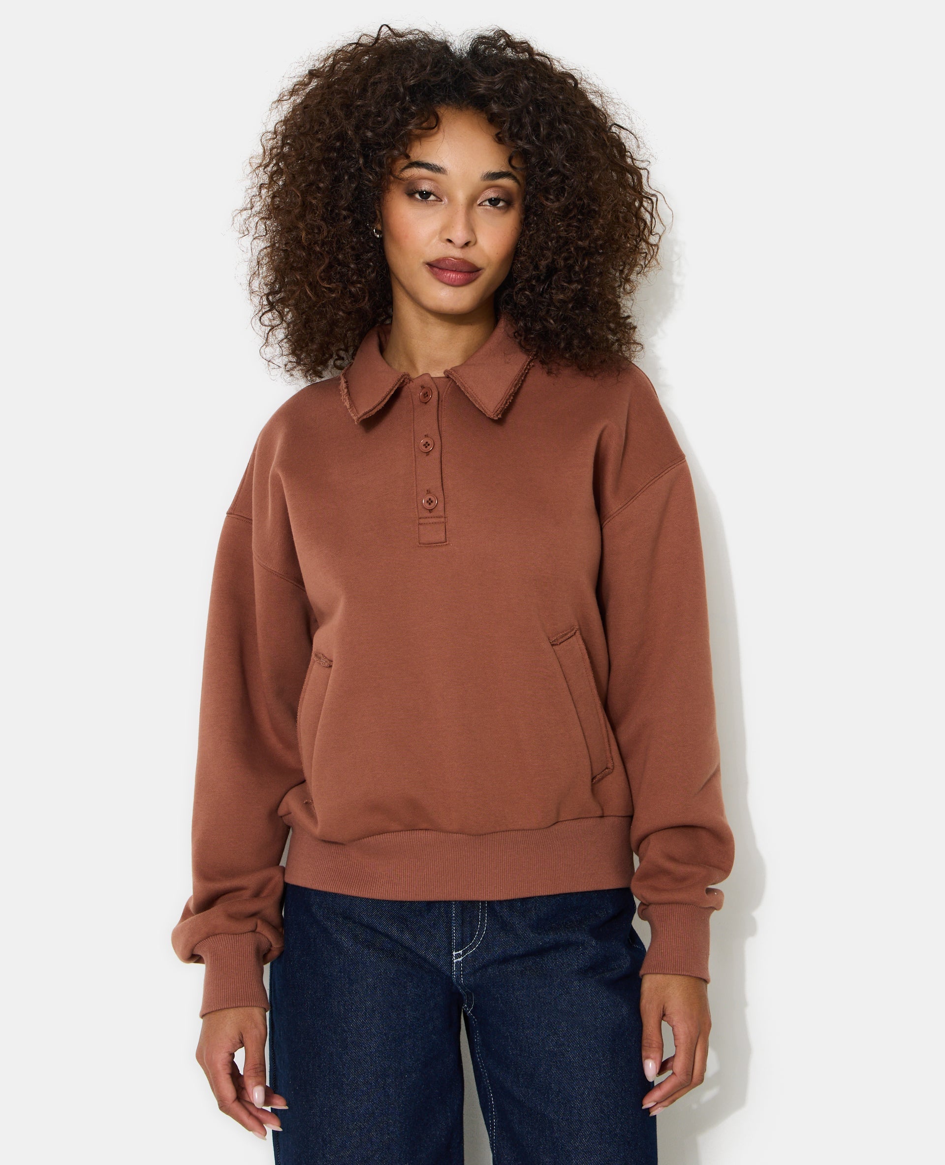 Sweat col polo avec poches et détails coupés