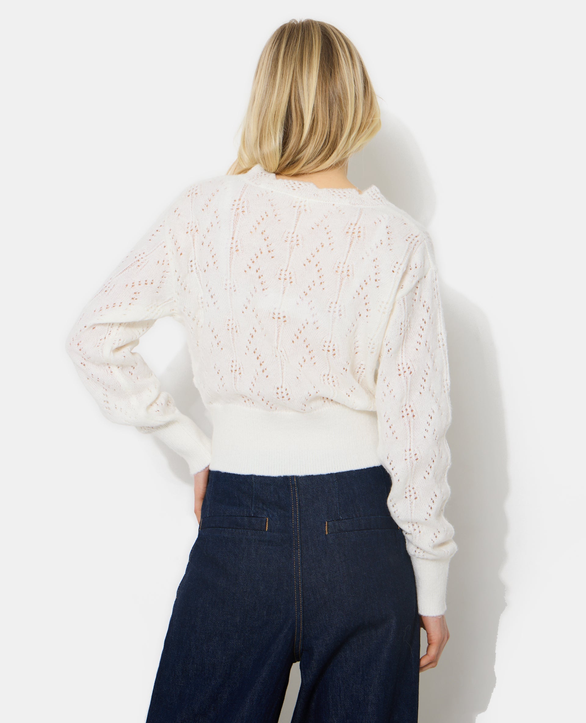 Pull forme cache-cœur en maille ajourée