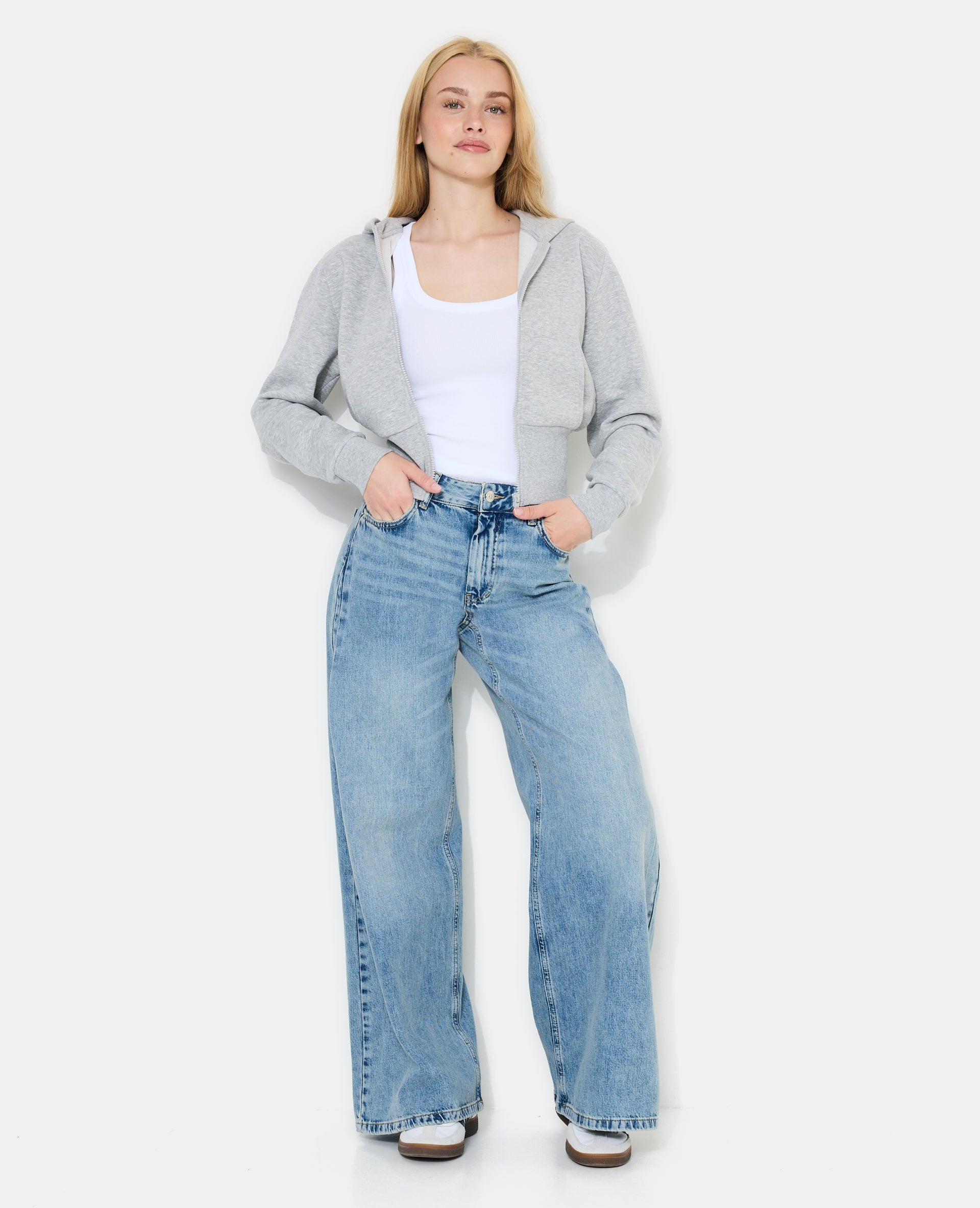 Sweat court zippé avec capuche