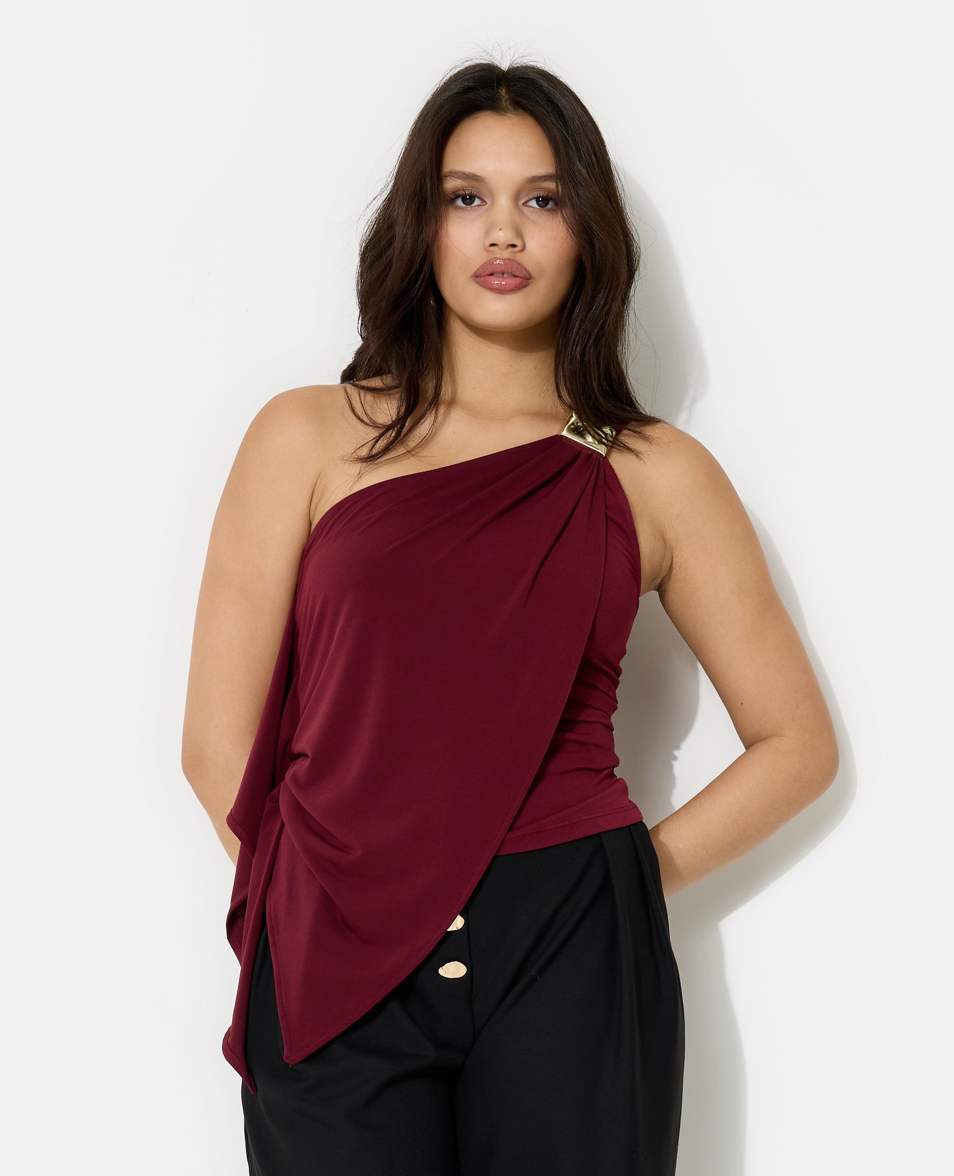Top asymétrique avec détail bijou et drapés