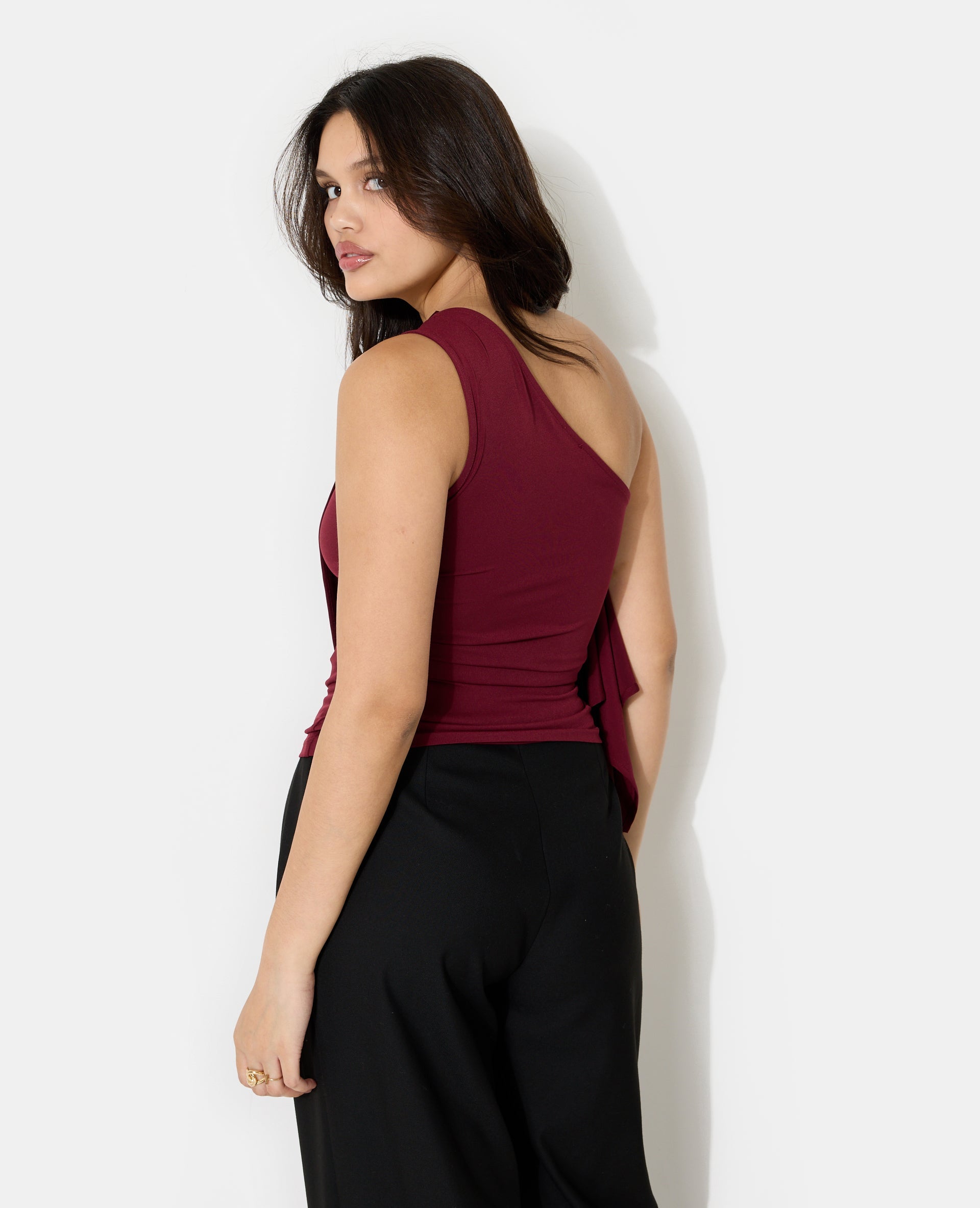 Top asymétrique avec détail bijou et drapés