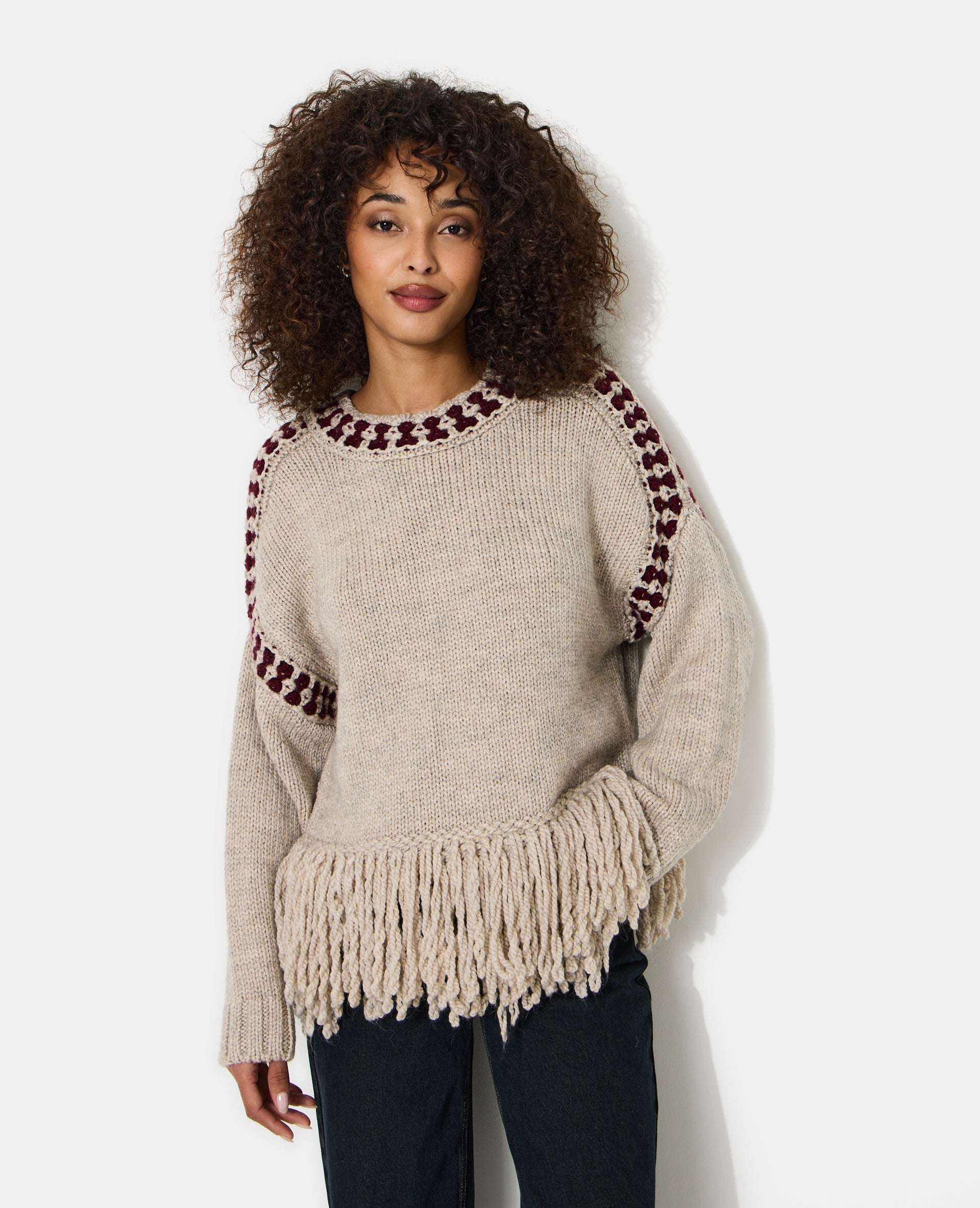 Pull avec franges et détails contrastés