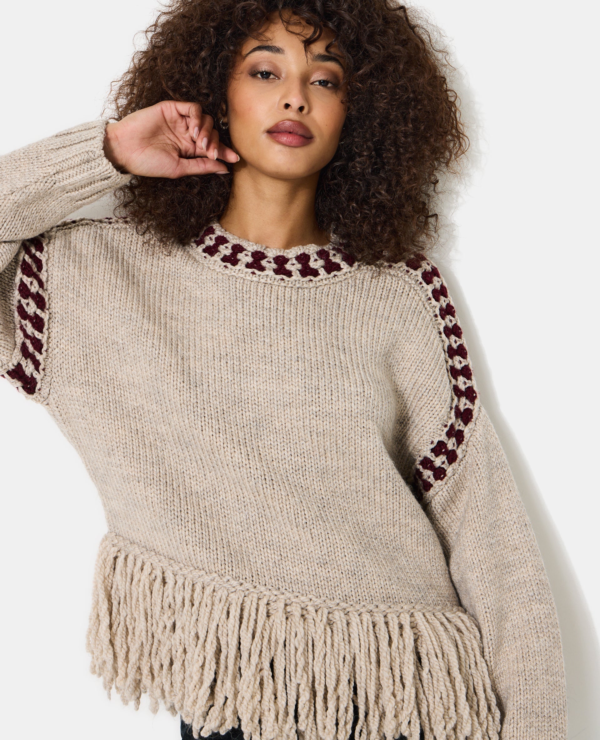 Pull avec franges et détails contrastés
