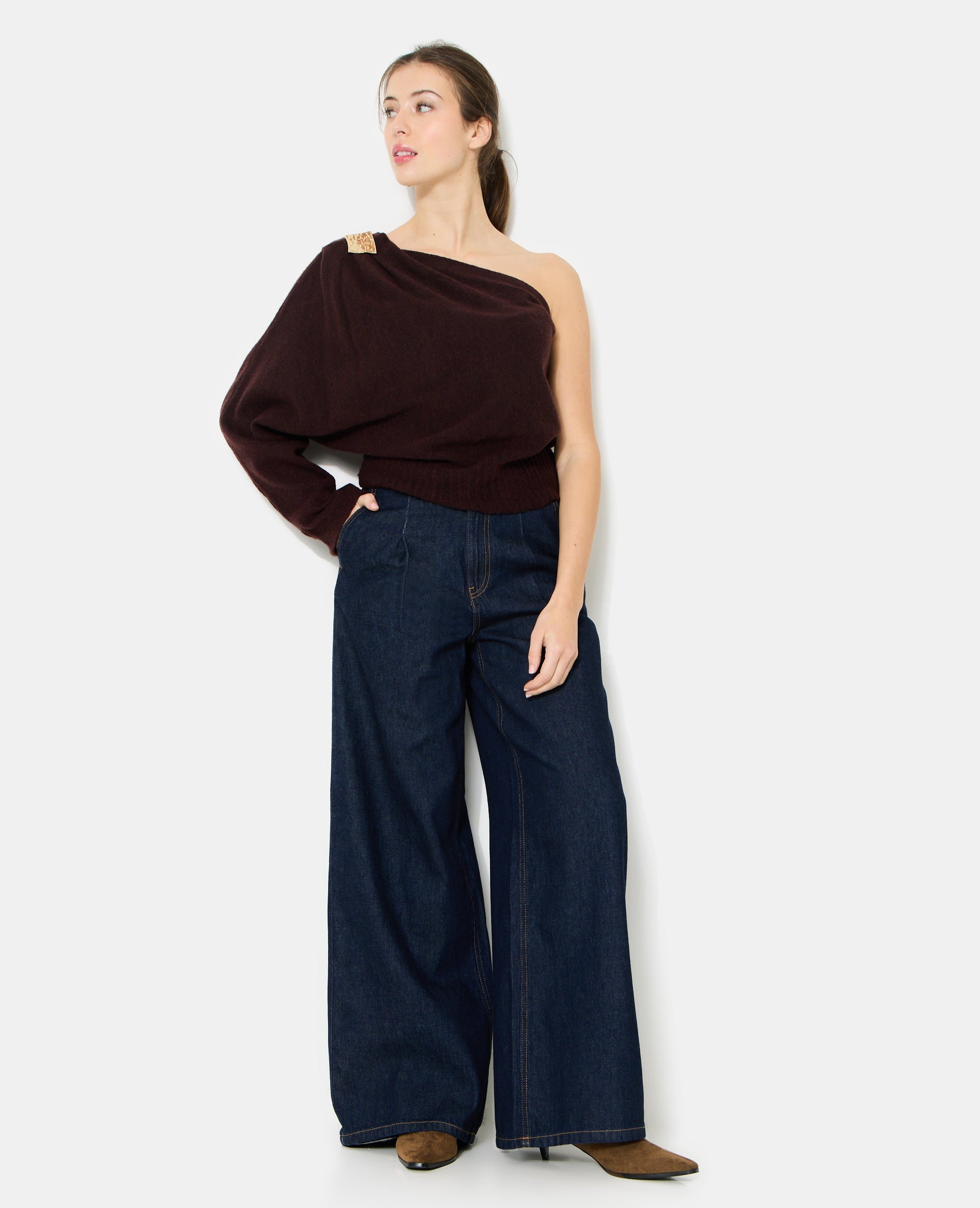Pull one shoulder avec détail bijou