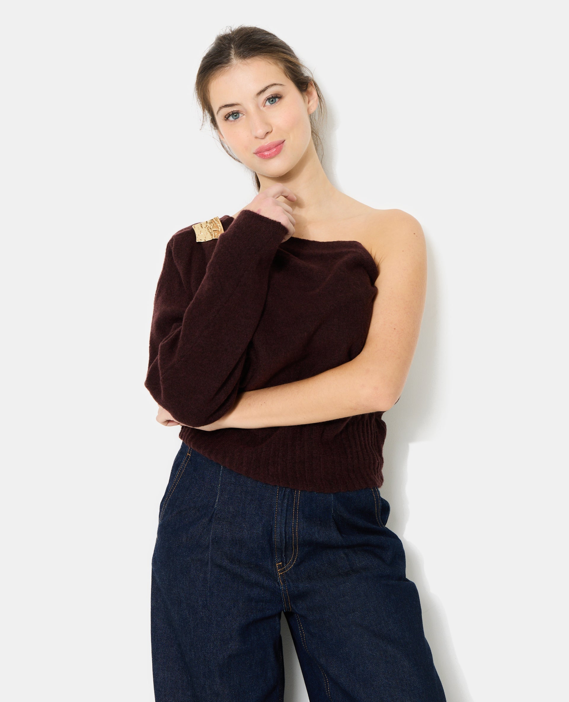 Pull one shoulder avec détail bijou