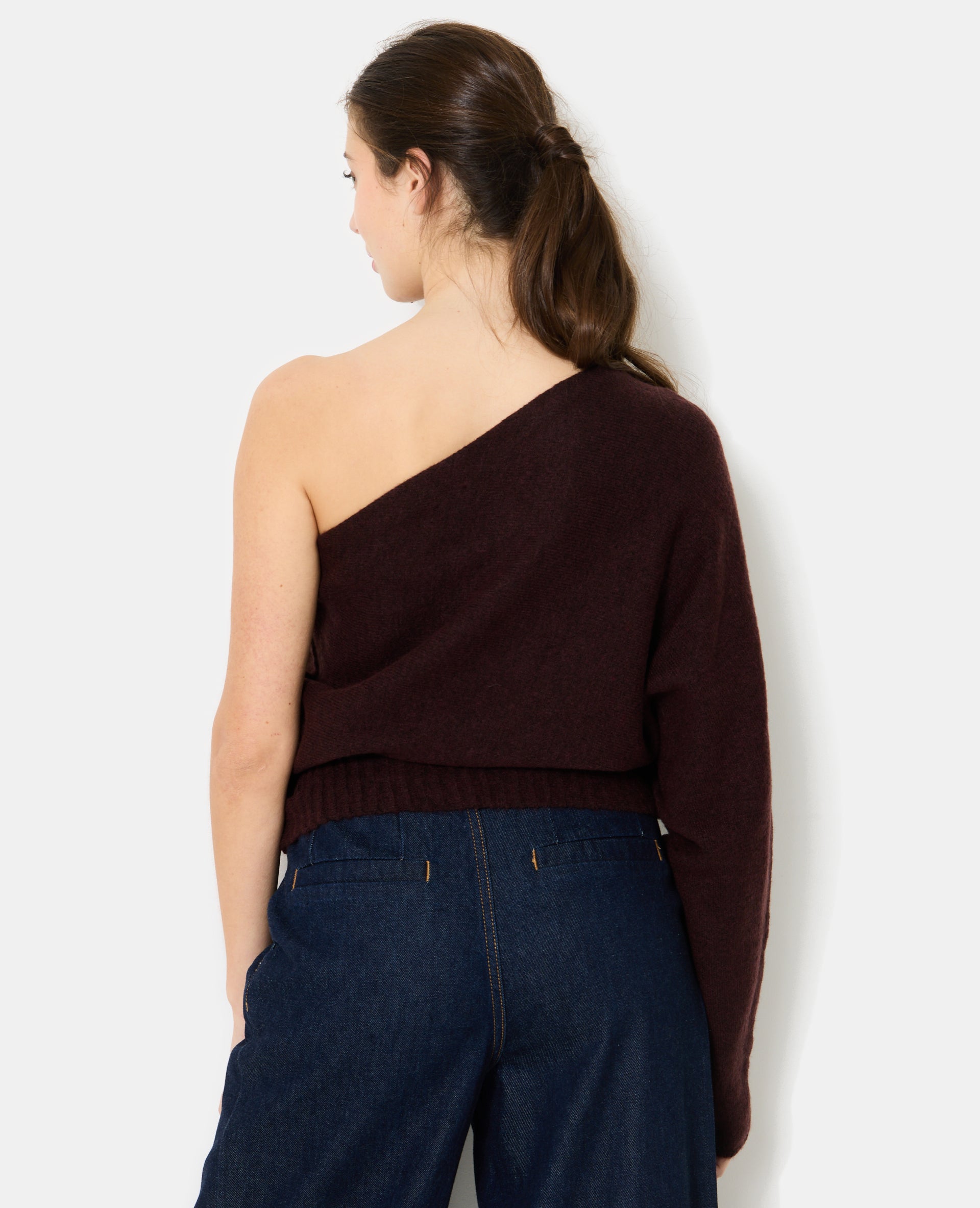 Pull one shoulder avec détail bijou
