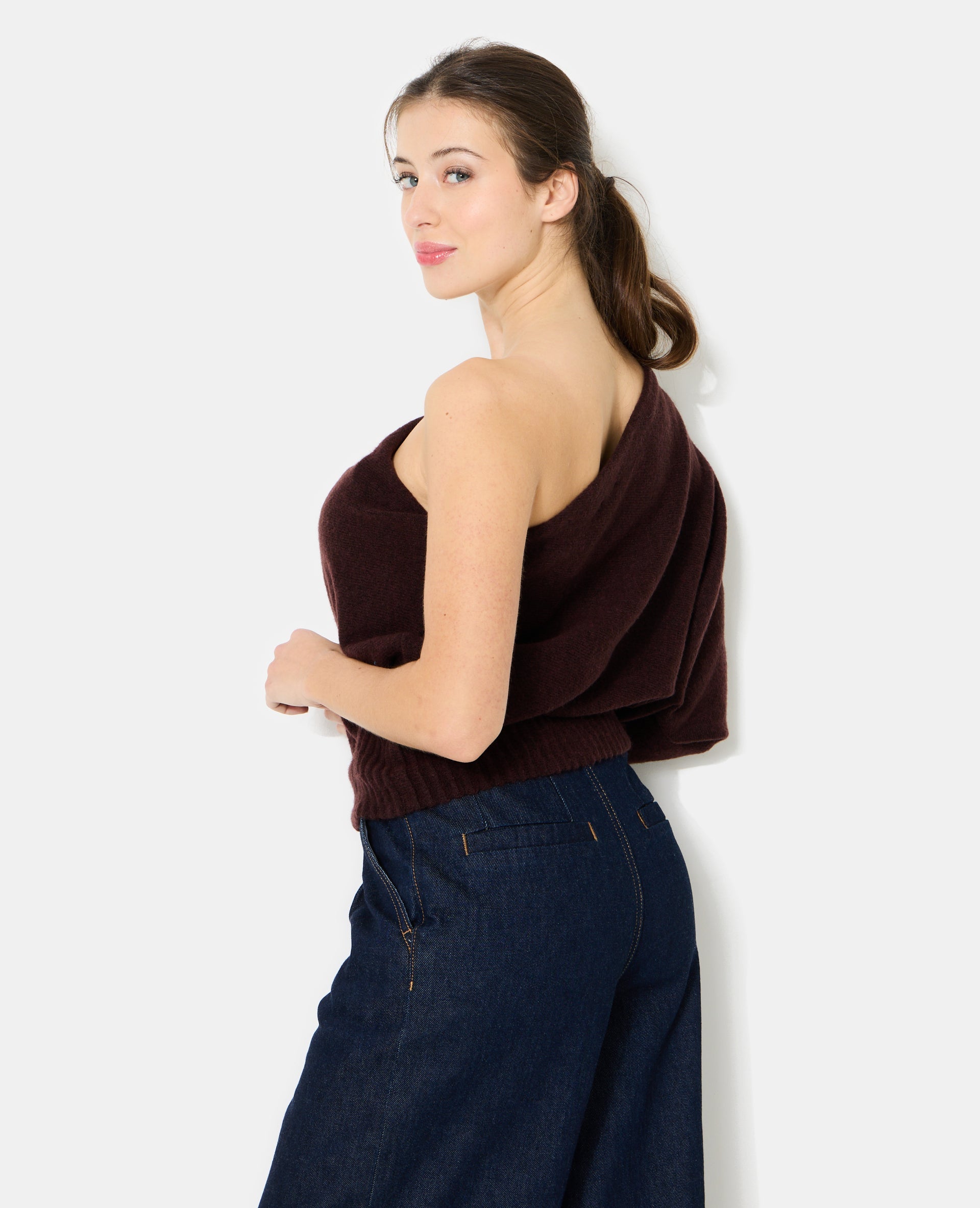 Pull one shoulder avec détail bijou