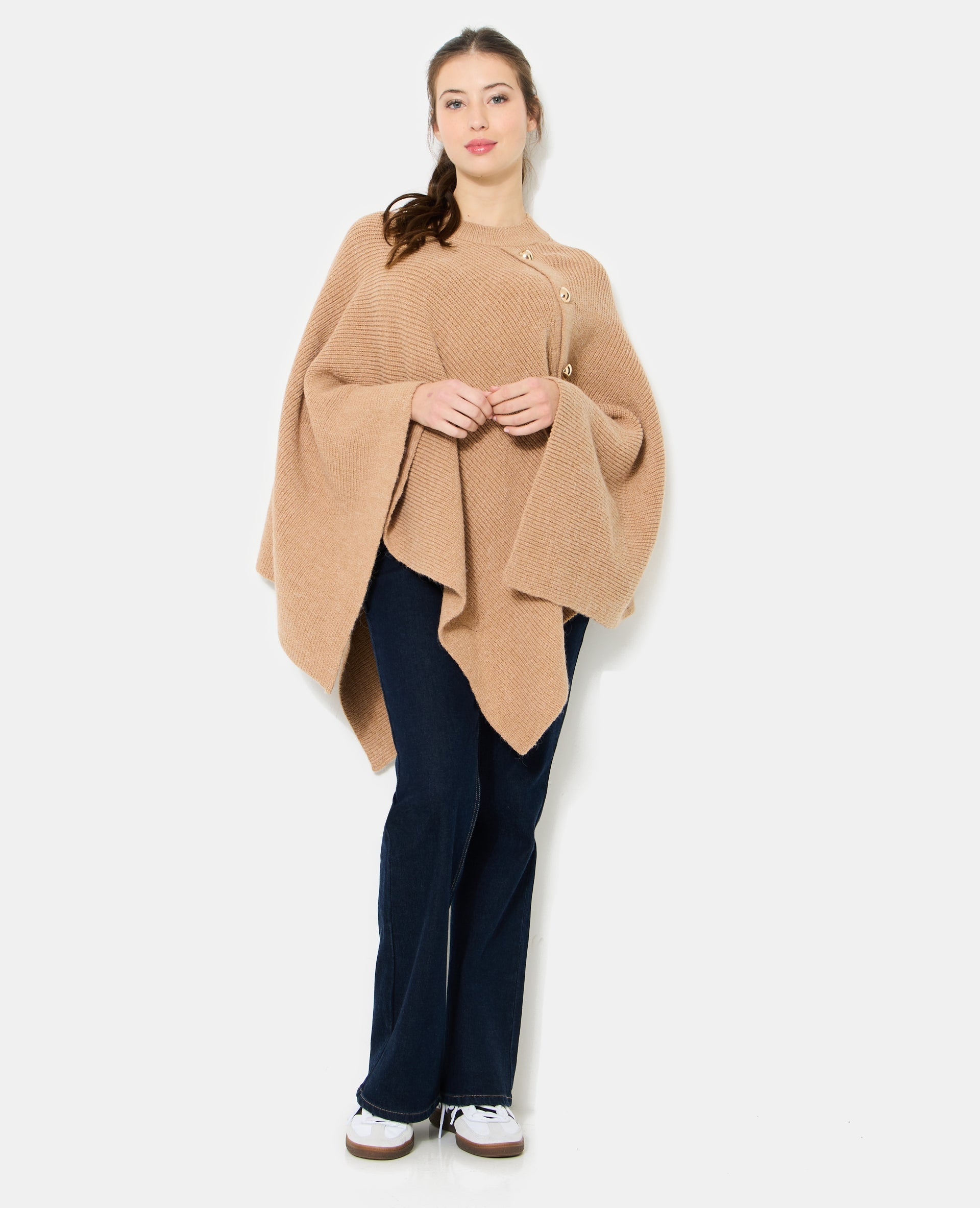 Cape en tricot avec détail boutons