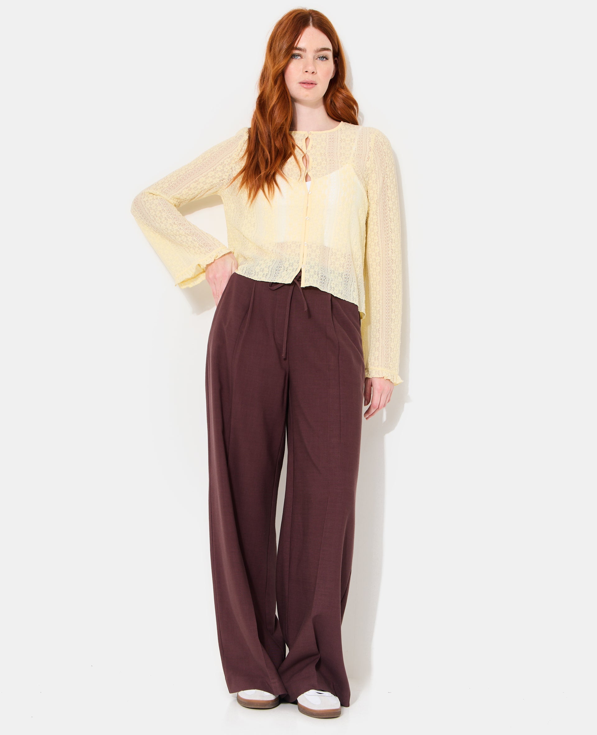 Top en dentelle avec manches flare