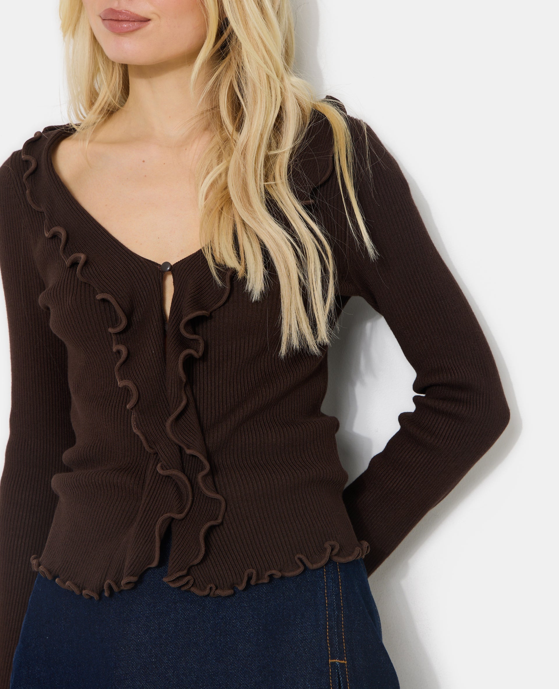Gilet maille côtelée avec volants et bords ondulés