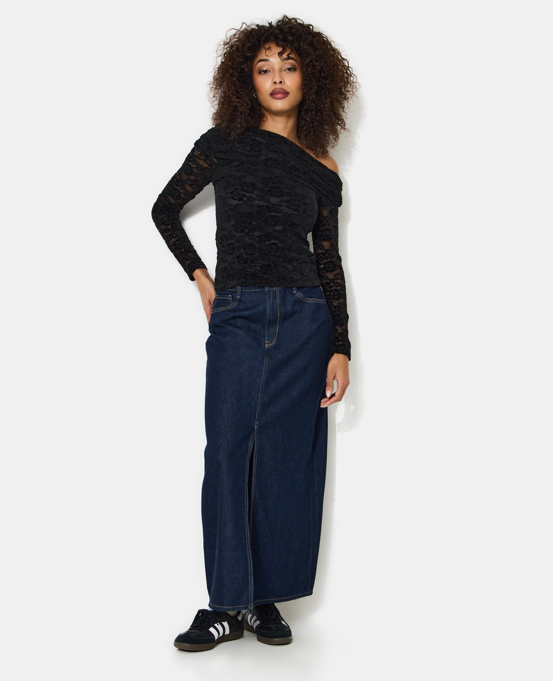 Top asymétrique en résille avec fleurs velours
