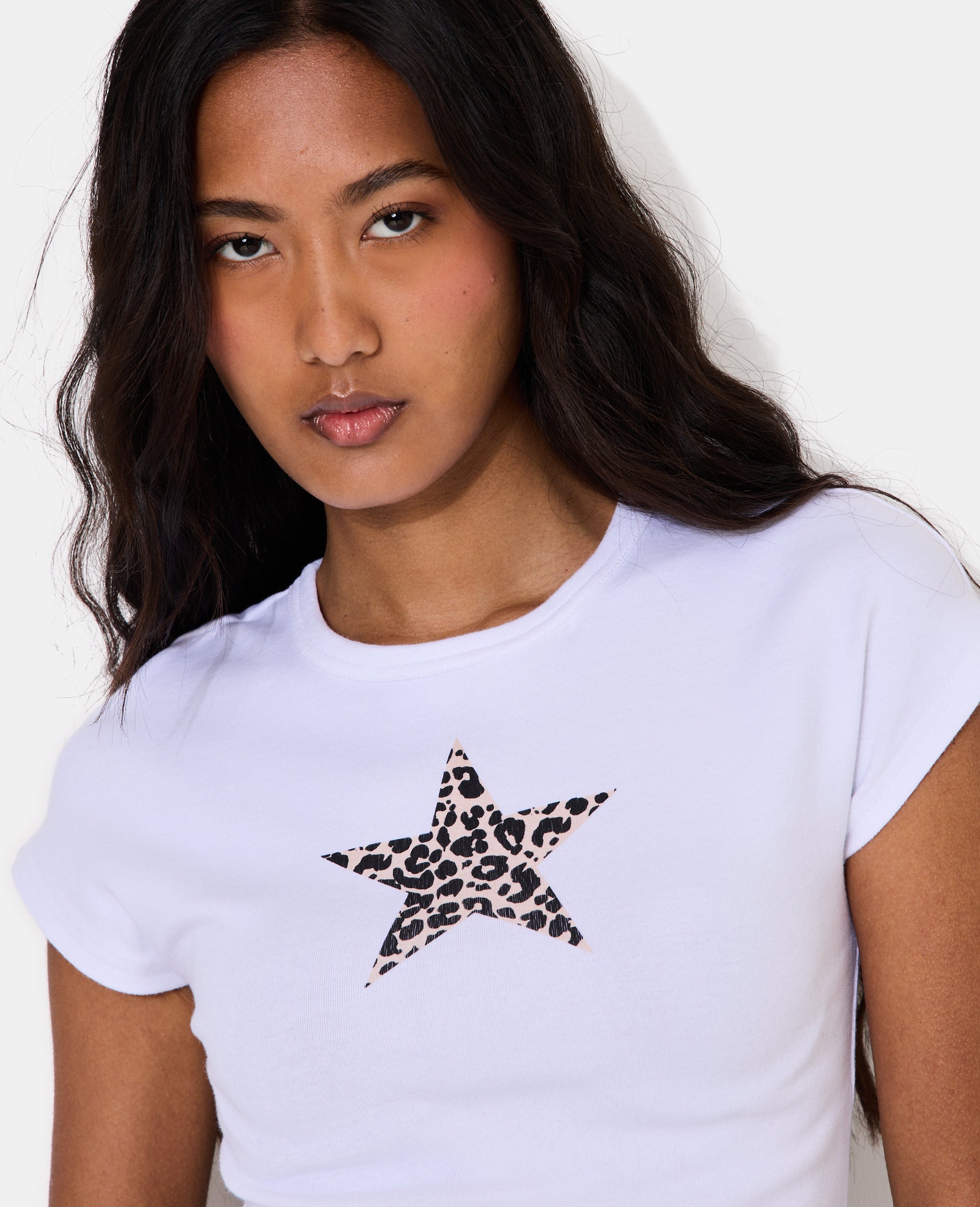 T-shirt ajusté col rond avec étoile motif léopard