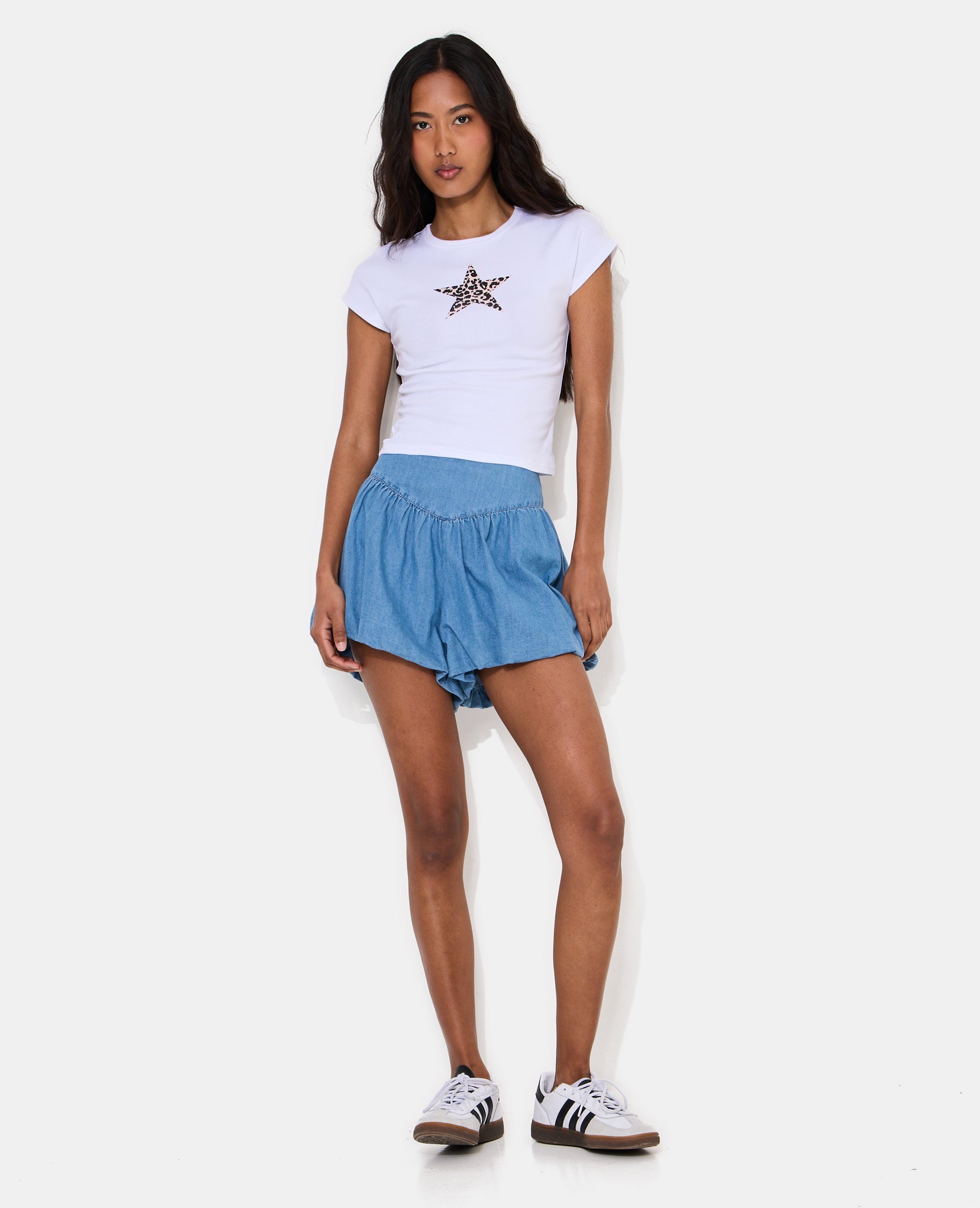 T-shirt ajusté col rond avec étoile motif léopard