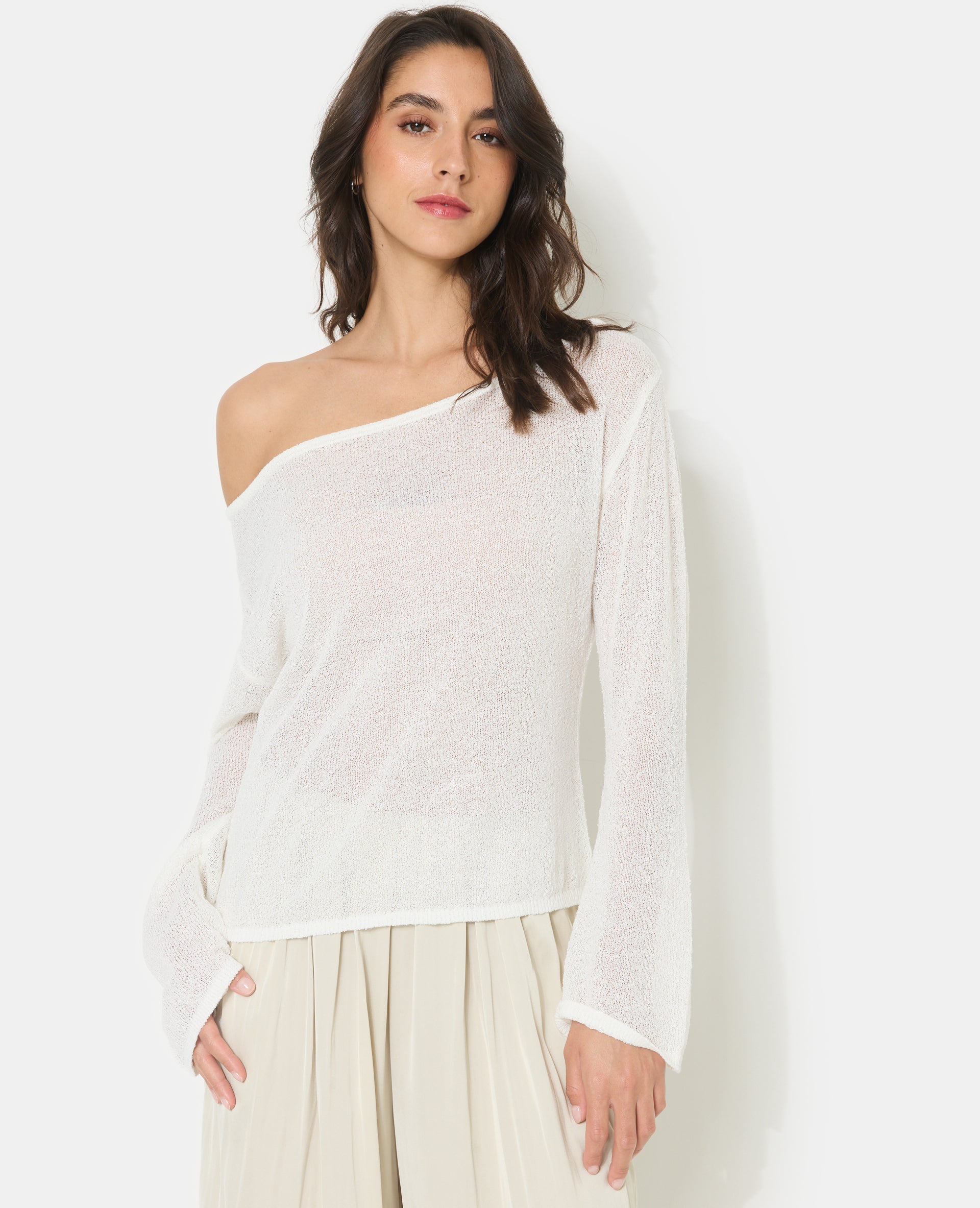 Pull en maille légère et transparente manches flare