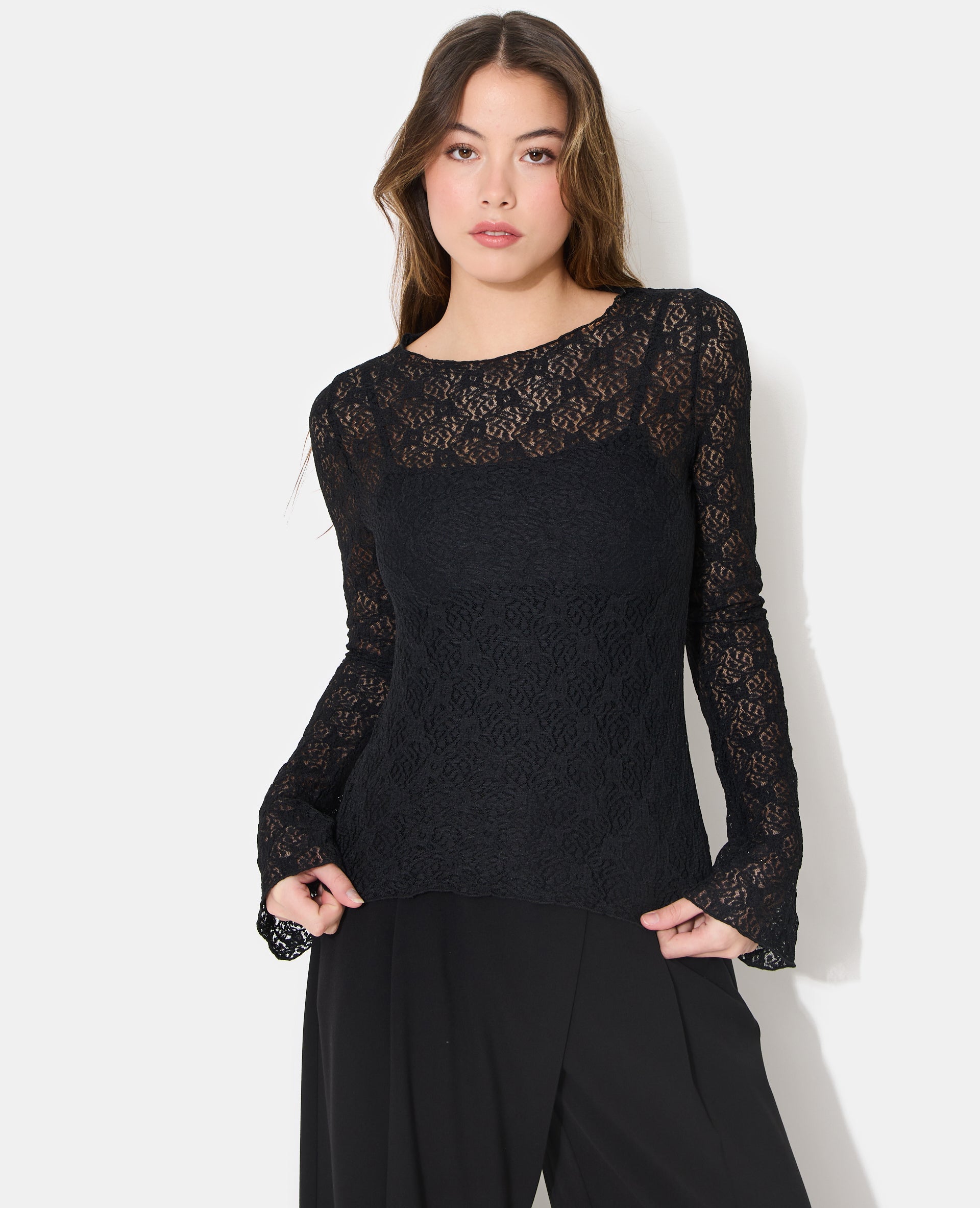 Top en dentelle manches flare