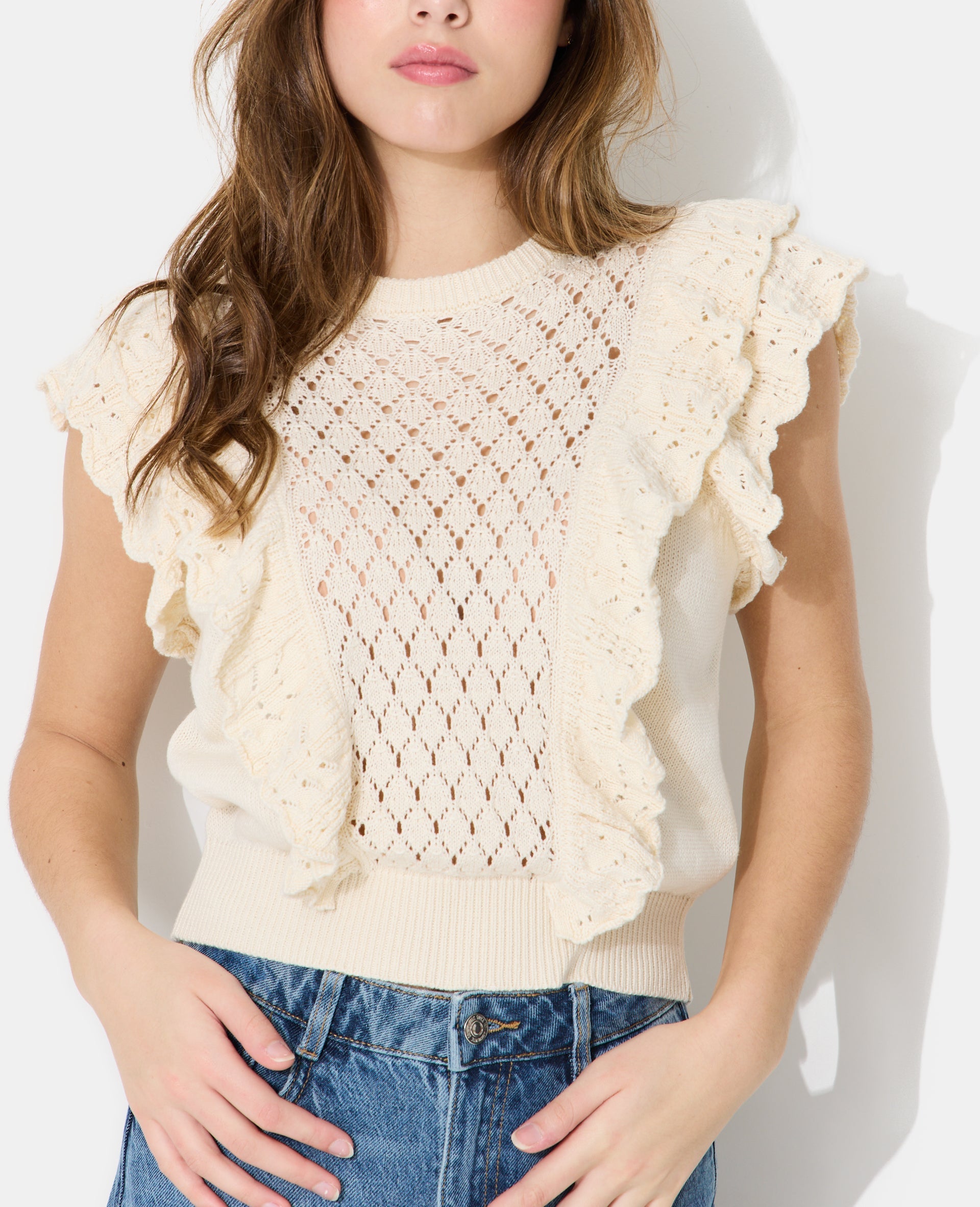 Pull manches courtes en maille ajourée avec volants