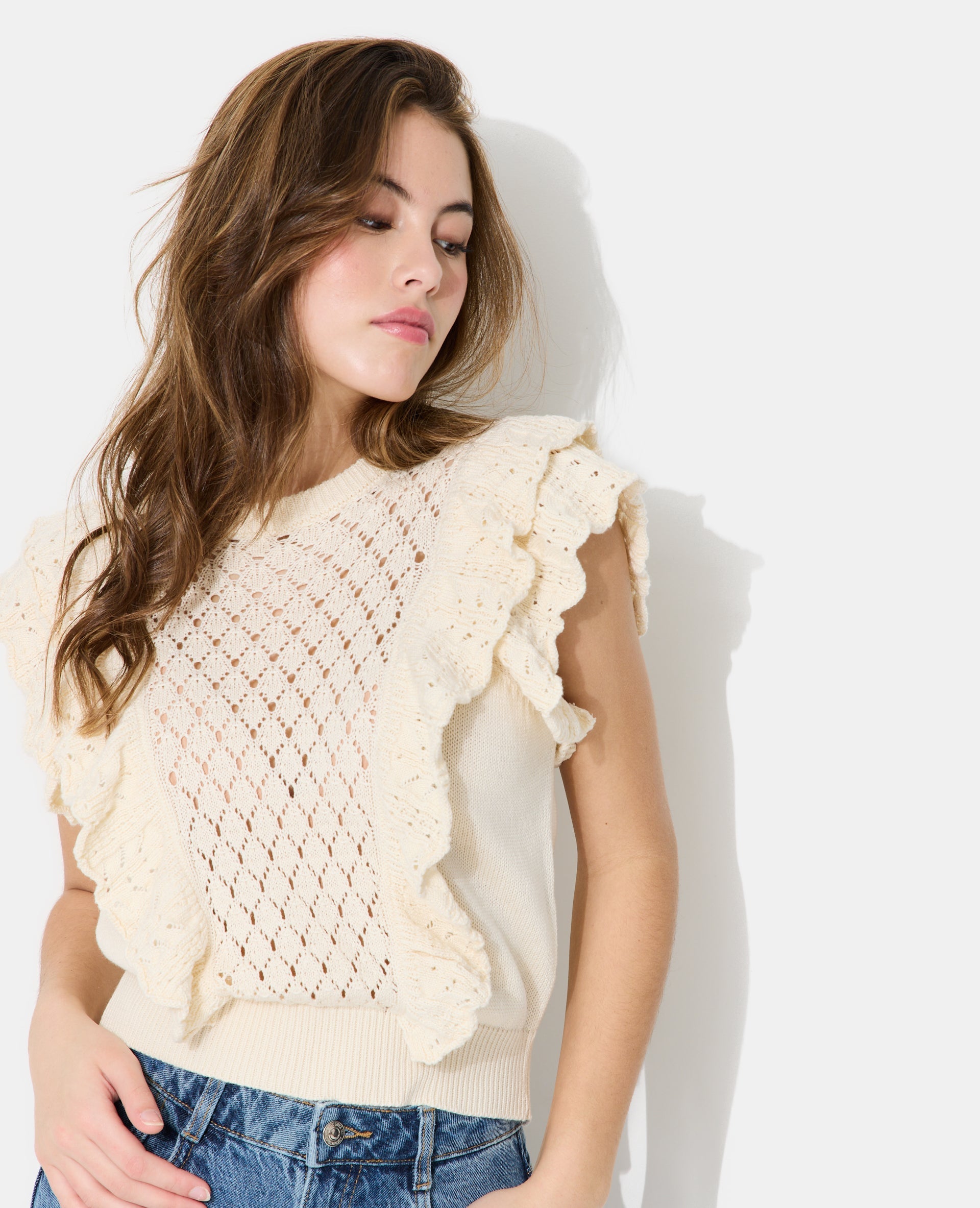 Pull manches courtes en maille ajourée avec volants