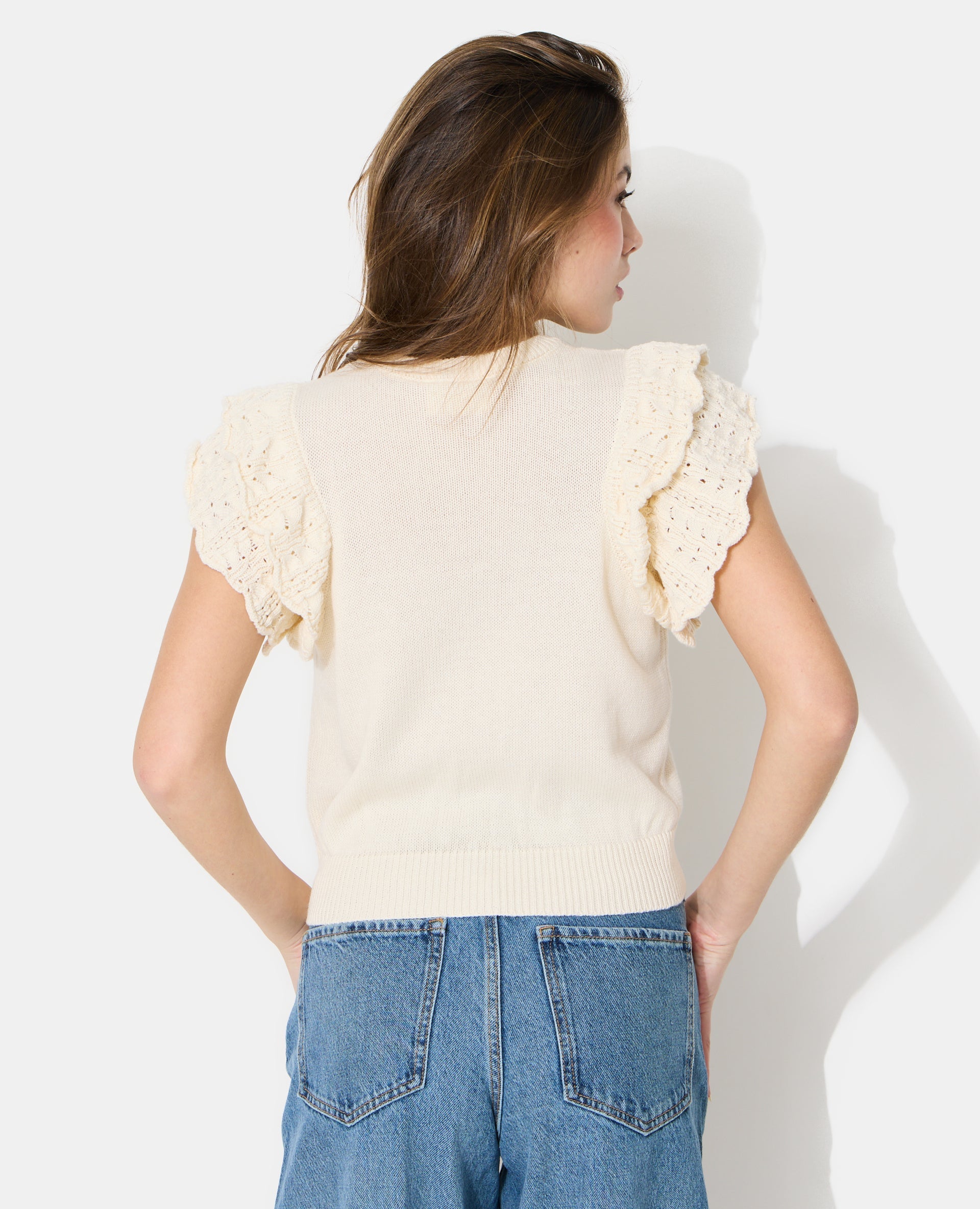 Pull manches courtes en maille ajourée avec volants