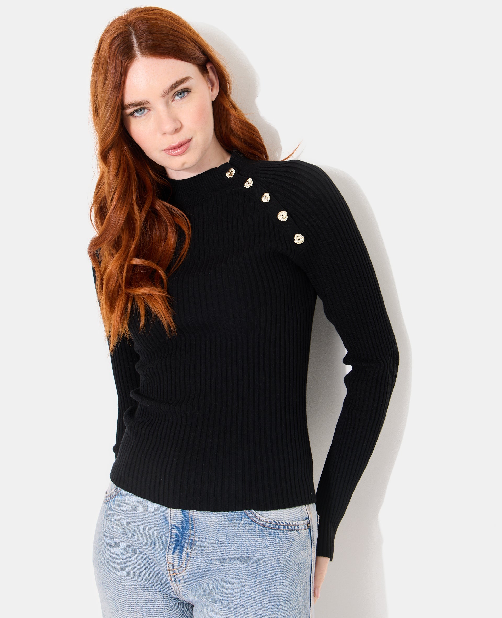 Pull moulant en maille côtelée avec boutons