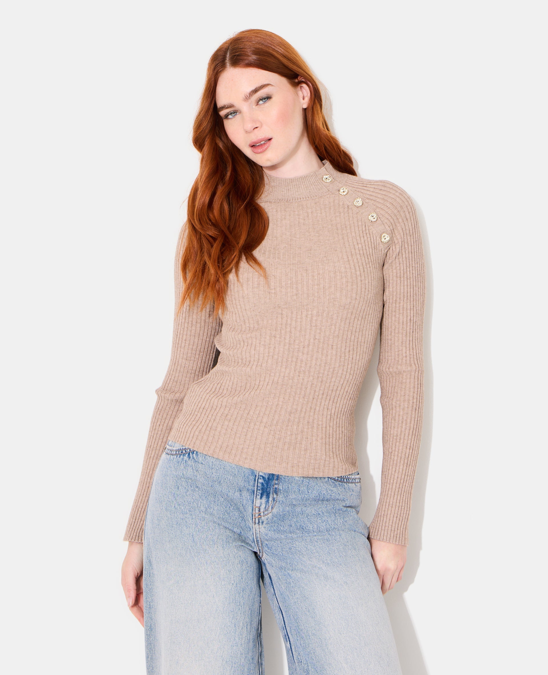 Pull moulant en maille côtelée avec boutons