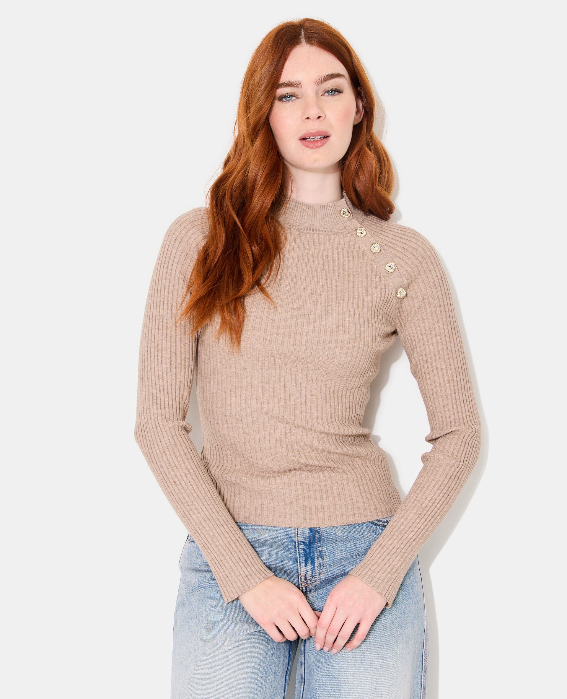 Pull moulant en maille côtelée avec boutons
