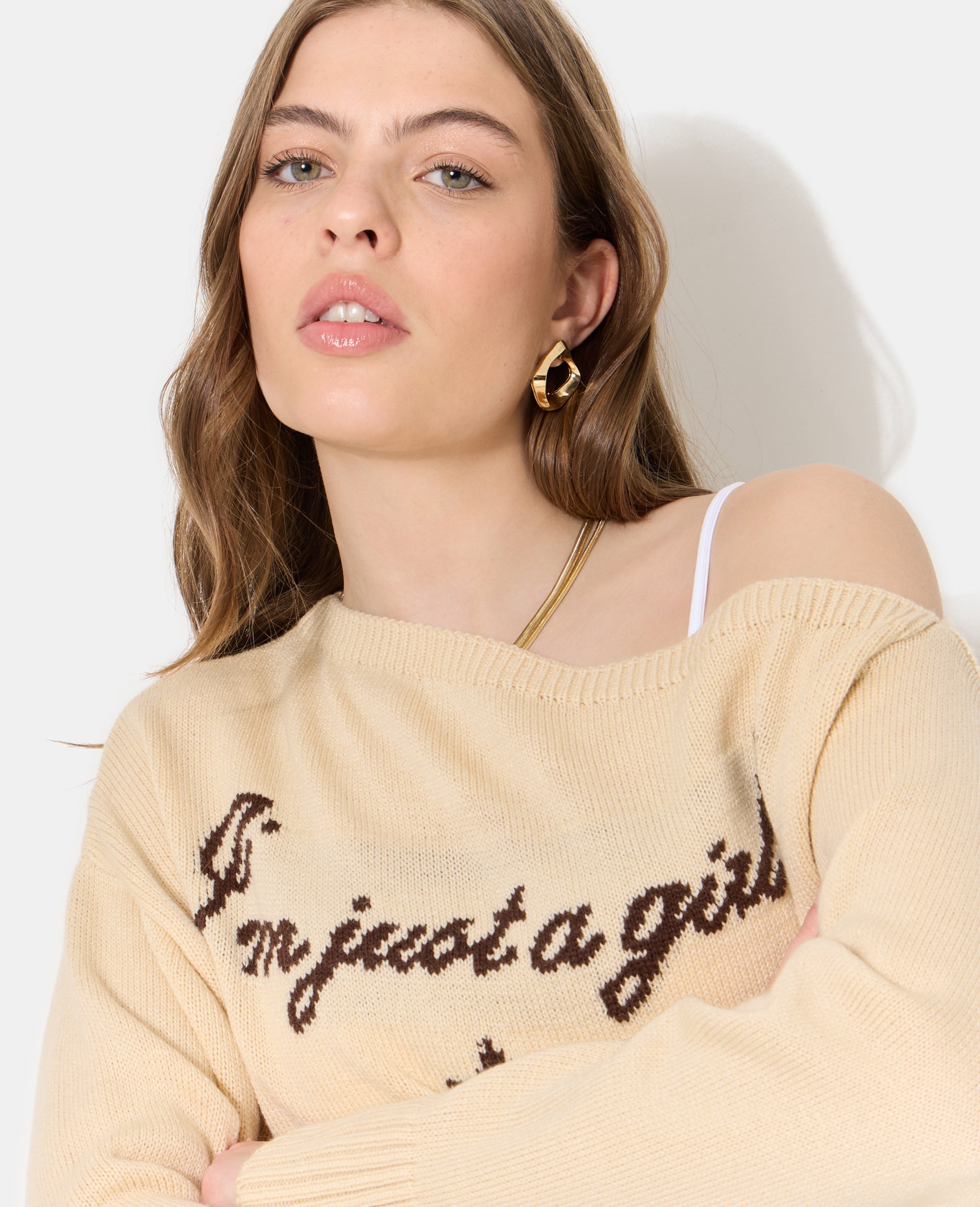 Pull asymétrique avec écriture poitrine