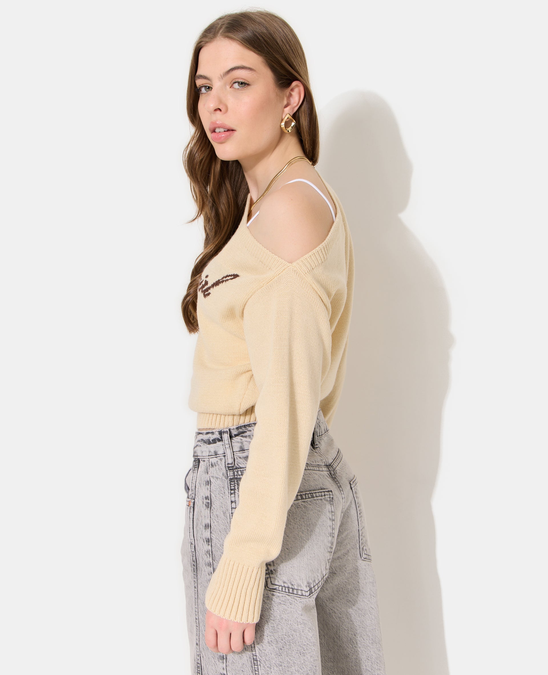 Pull asymétrique avec écriture poitrine