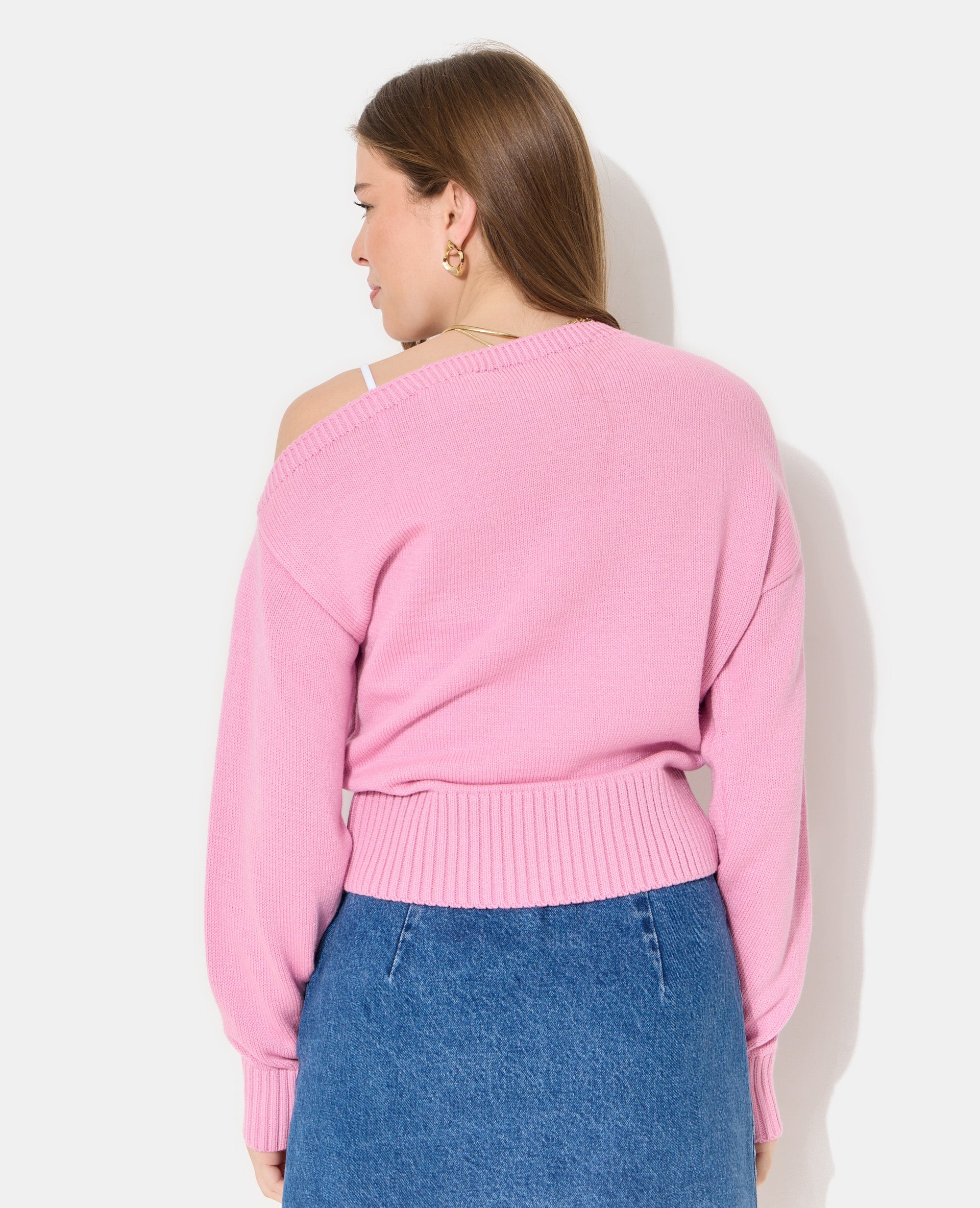 Pull asymétrique avec écriture poitrine