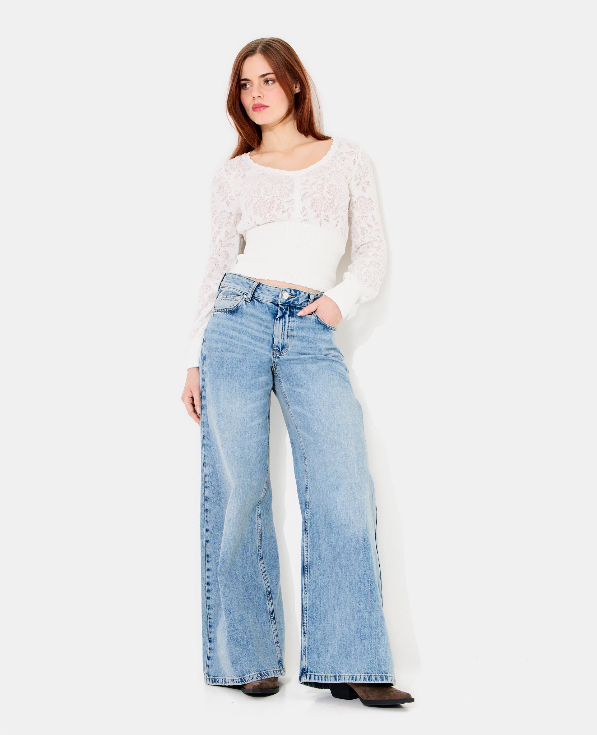 Pull en maille ajourée motif fleurs