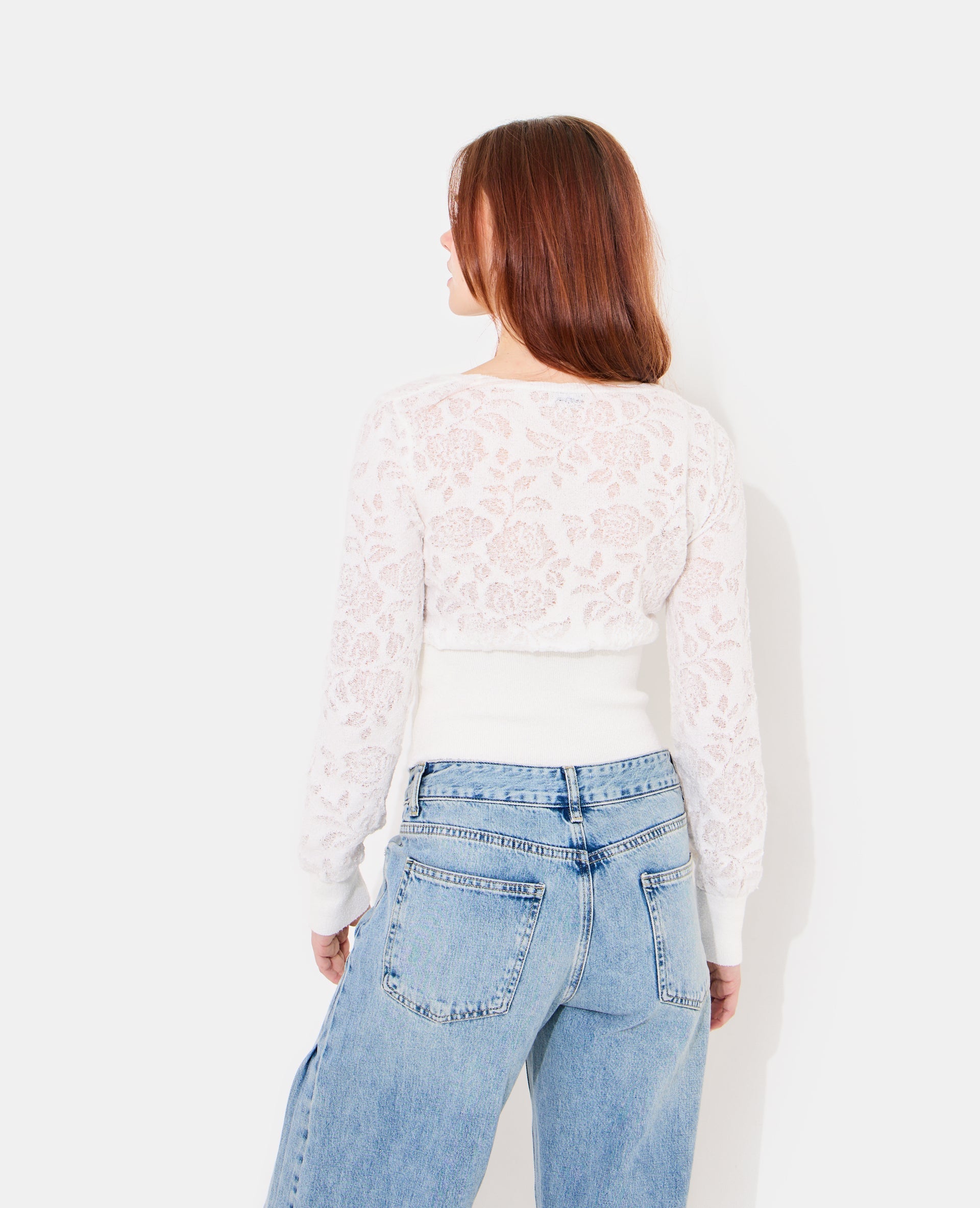 Pull en maille ajourée motif fleurs