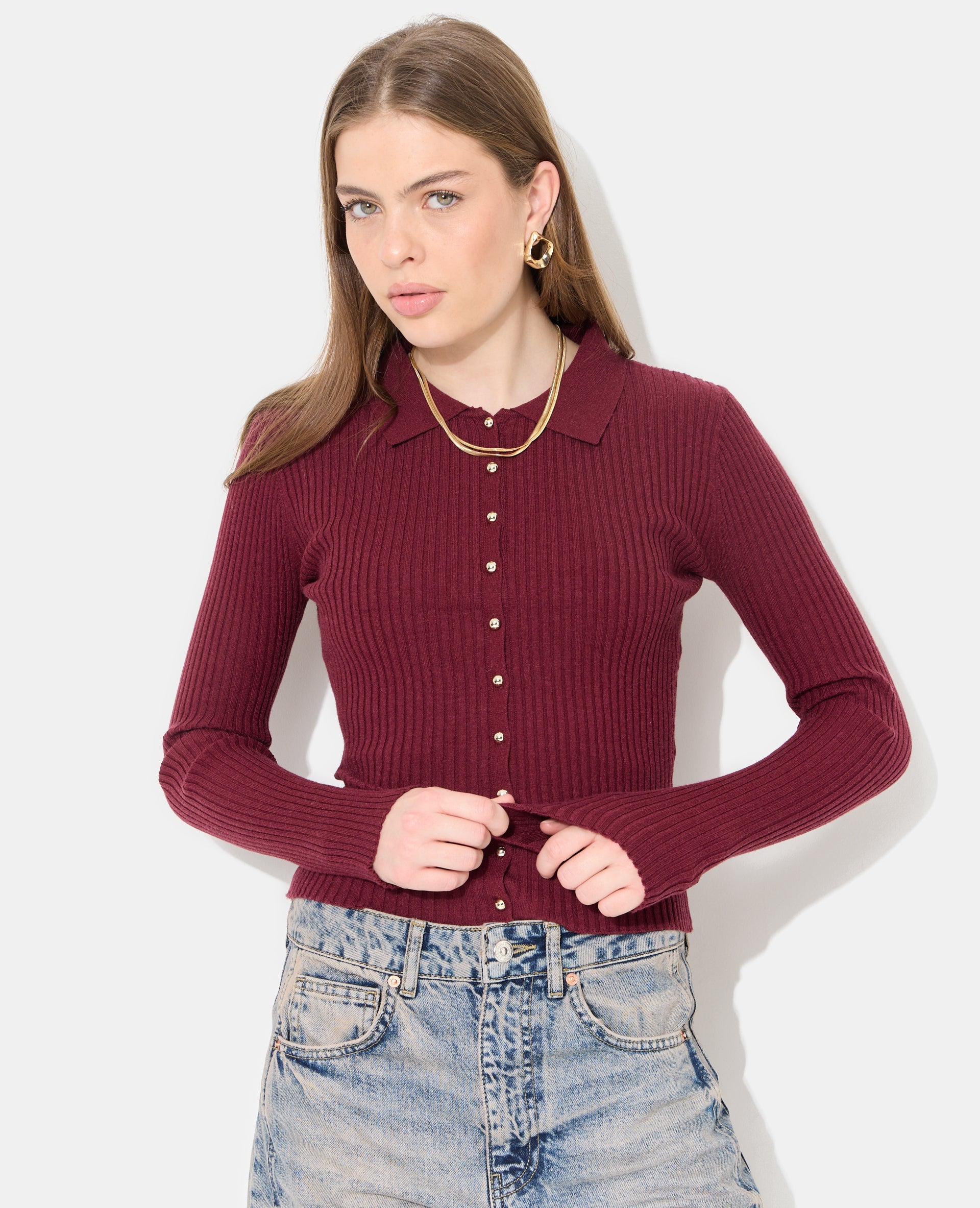 Gilet fin en maille côtelée avec boutons dorés