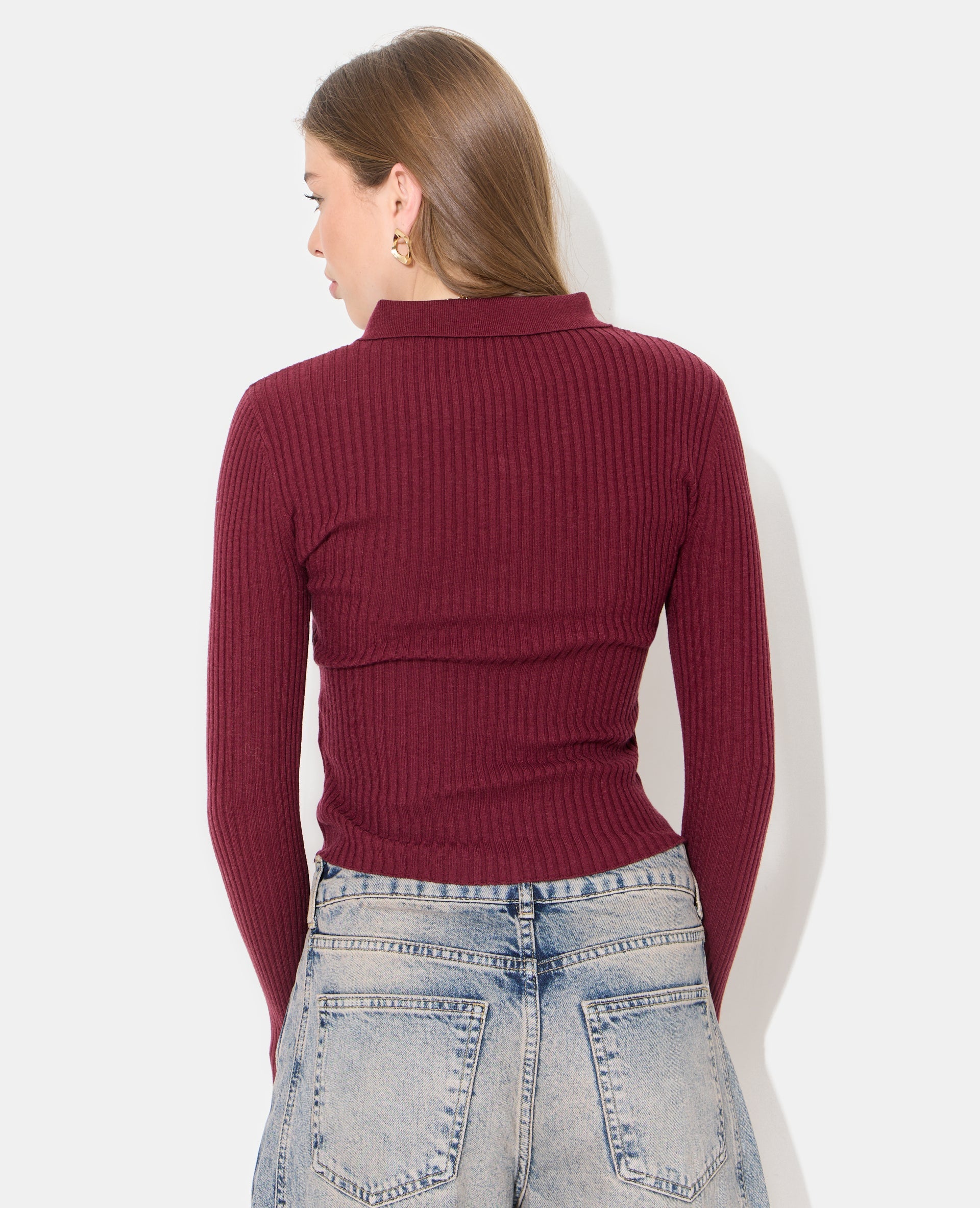 Gilet fin en maille côtelée avec boutons dorés