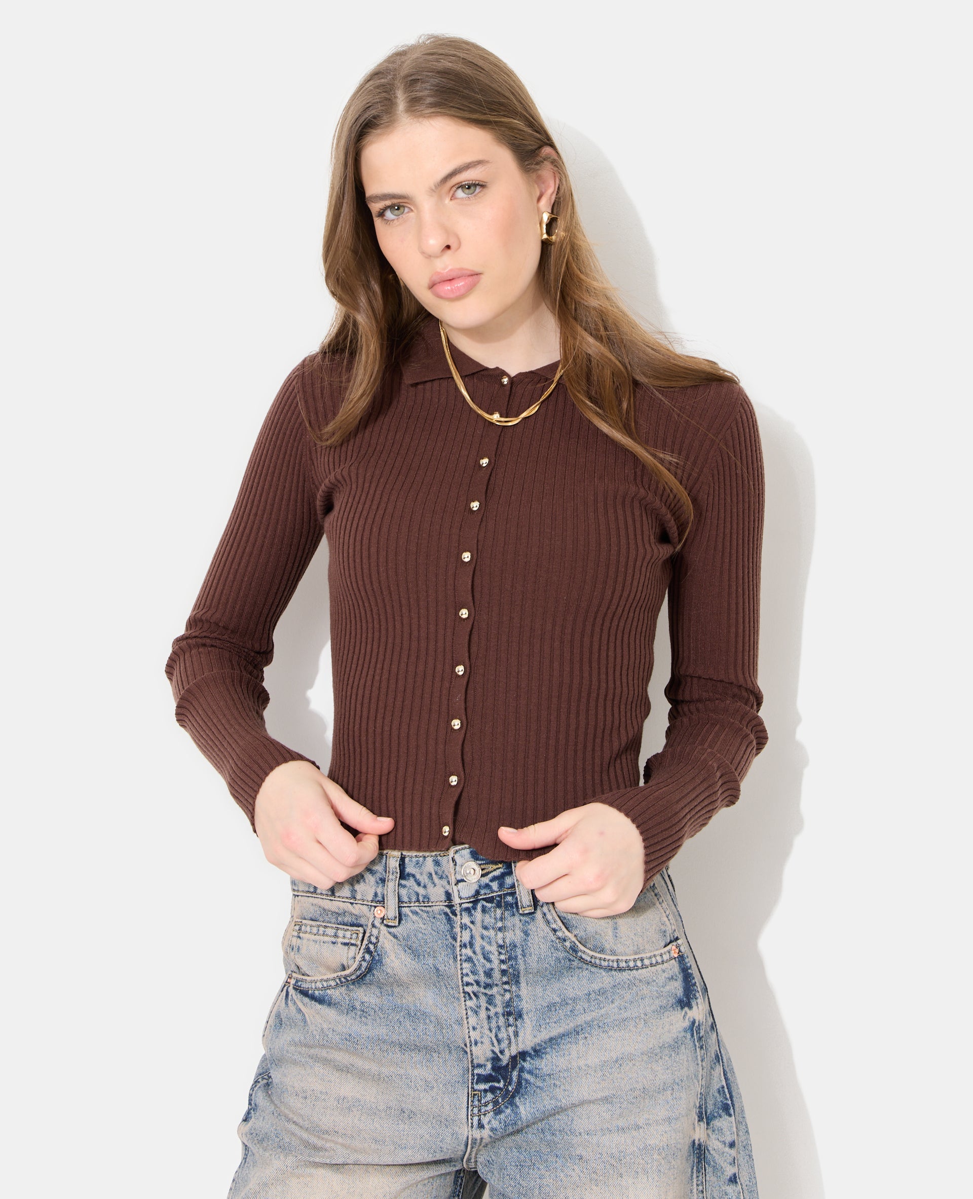 Gilet fin en maille côtelée avec boutons dorés