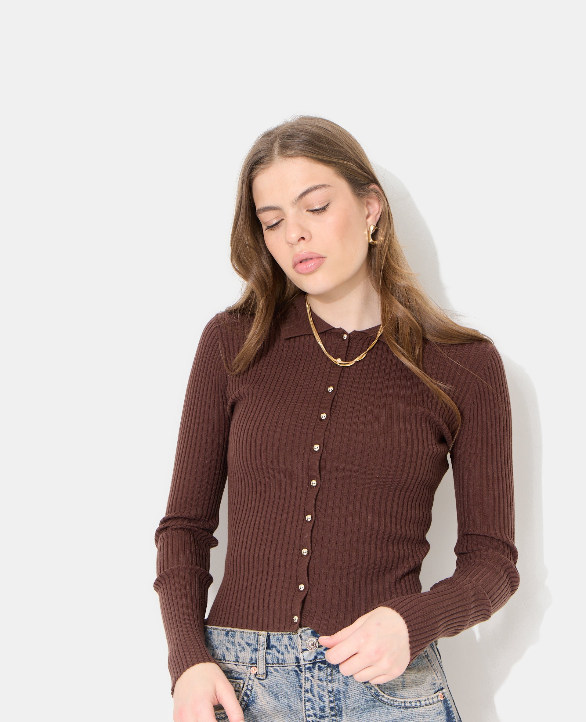 Gilet fin en maille côtelée avec boutons dorés