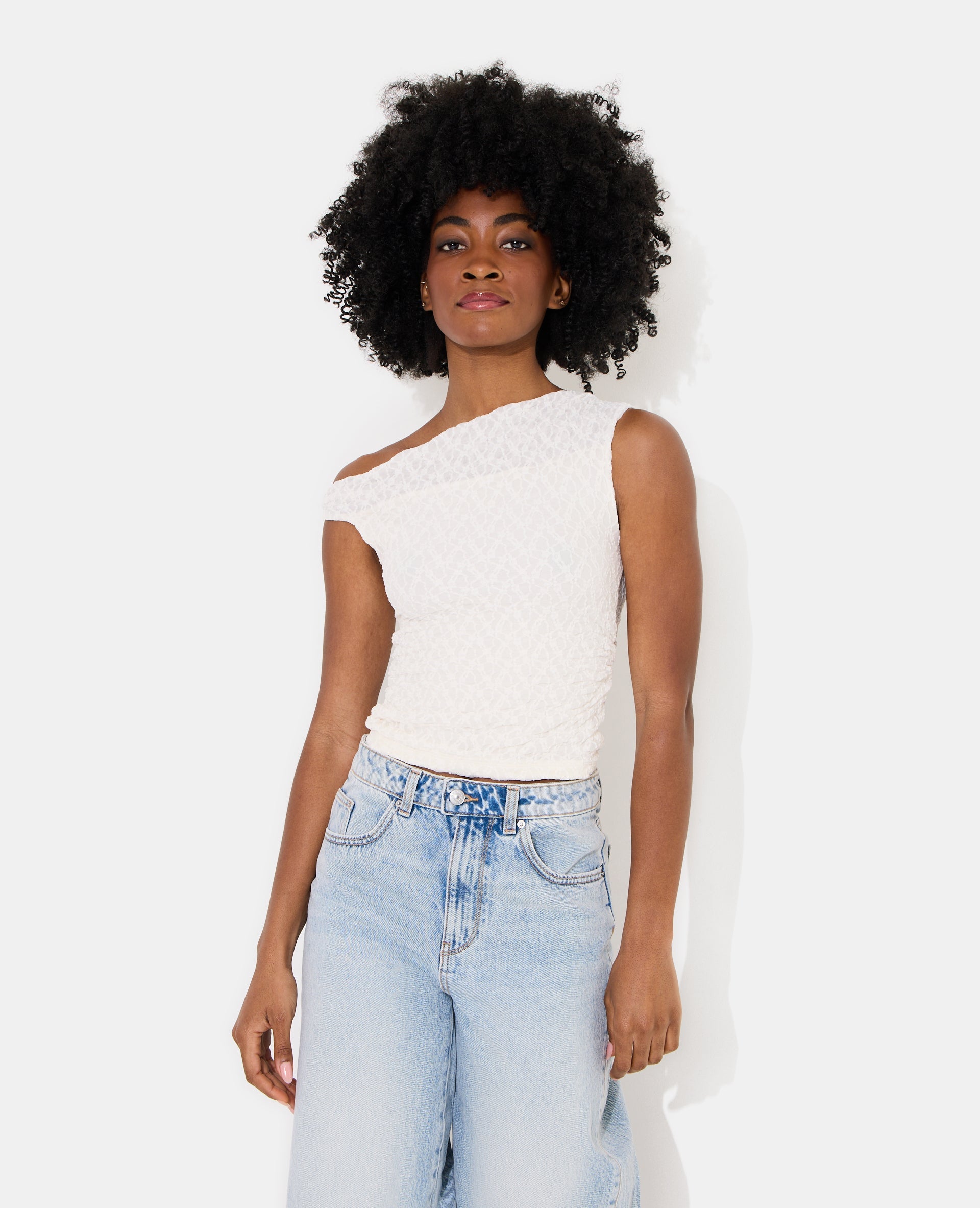 Top asymétrique en dentelle