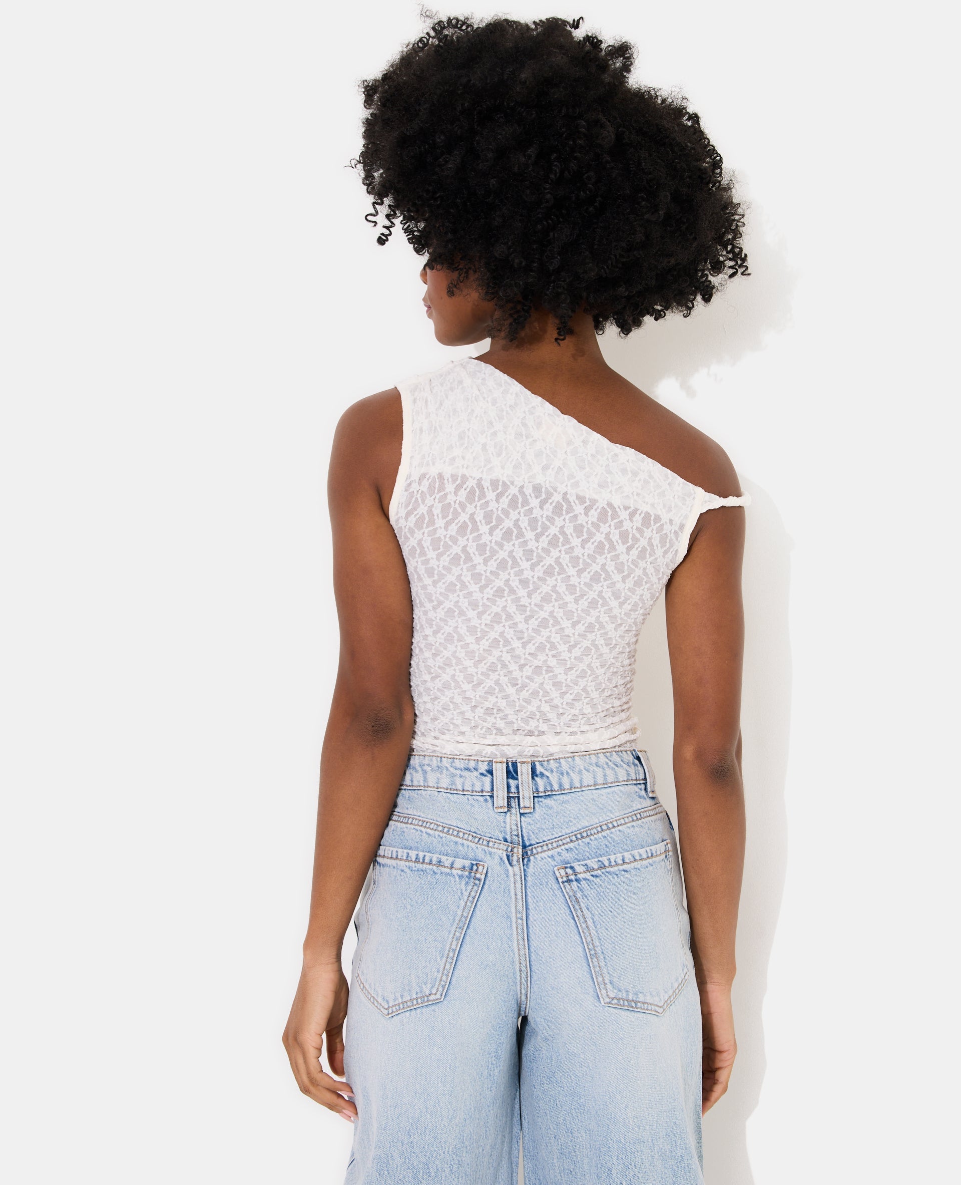 Top asymétrique en dentelle