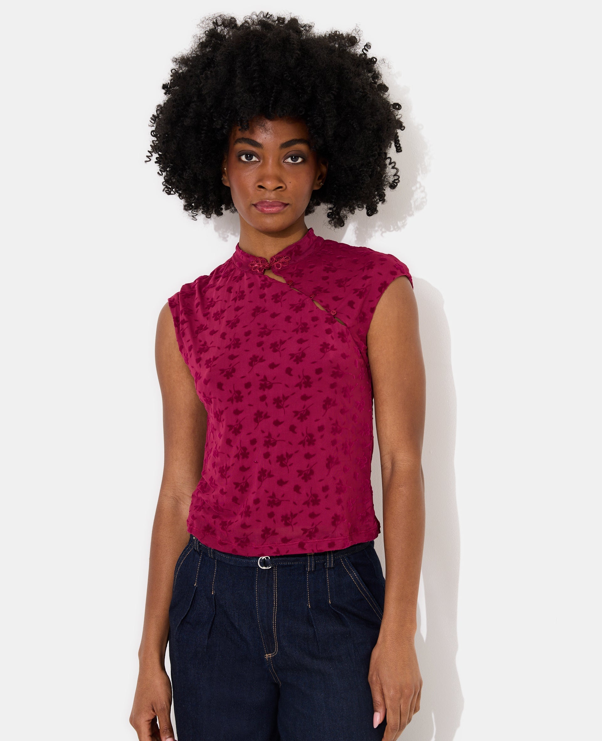 Top col mao en résille avec motif fleurs
