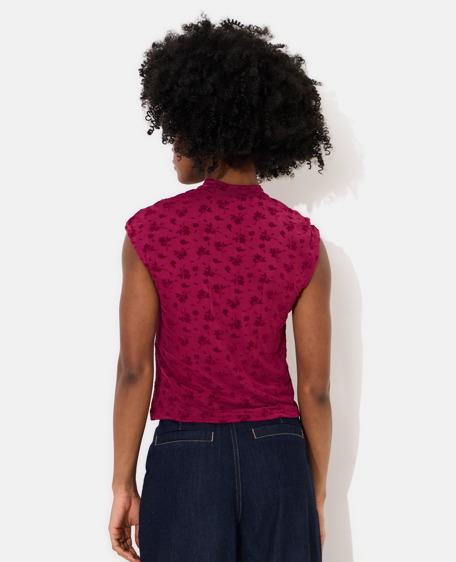 Top col mao en résille avec motif fleurs