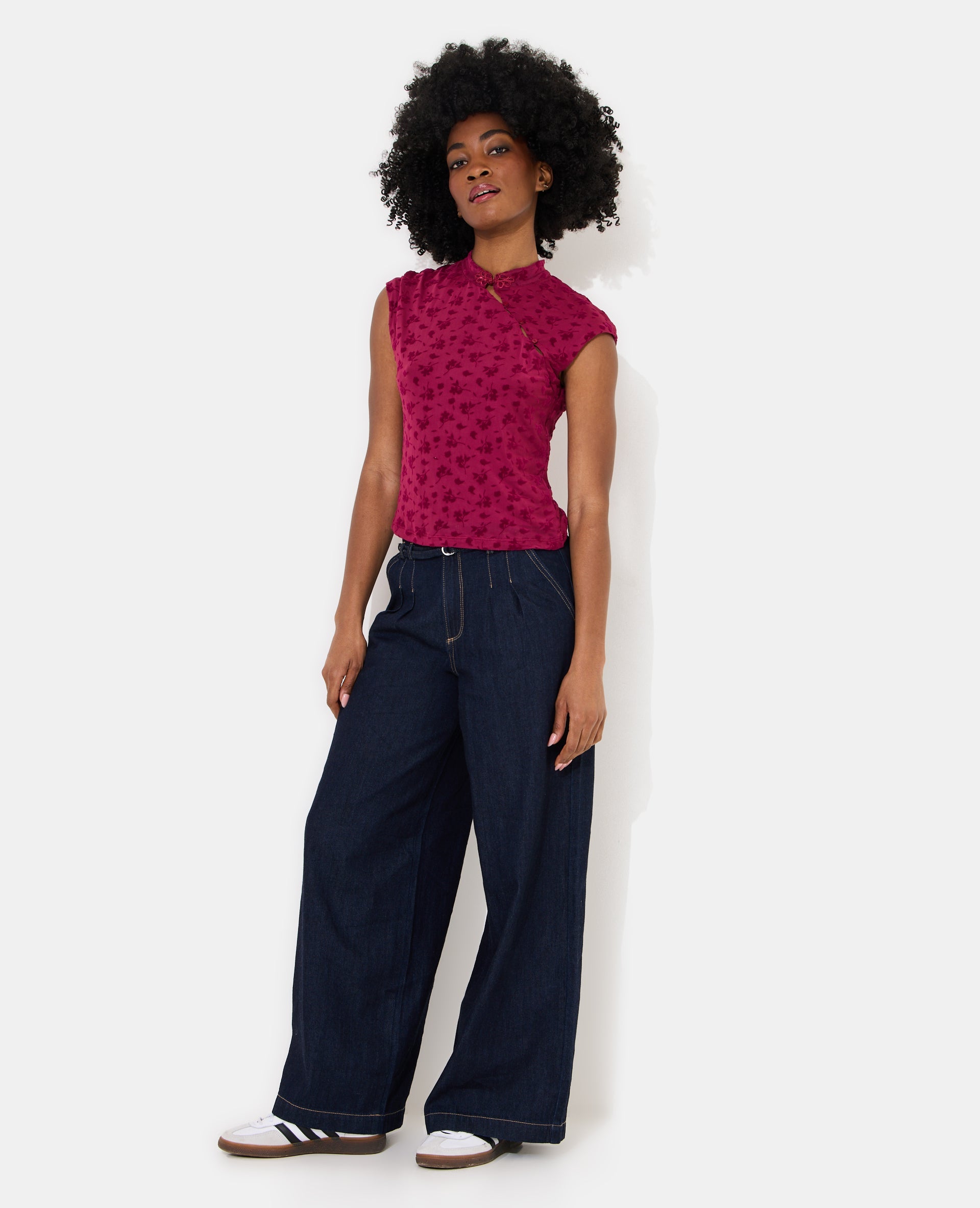 Top col mao en résille avec motif fleurs