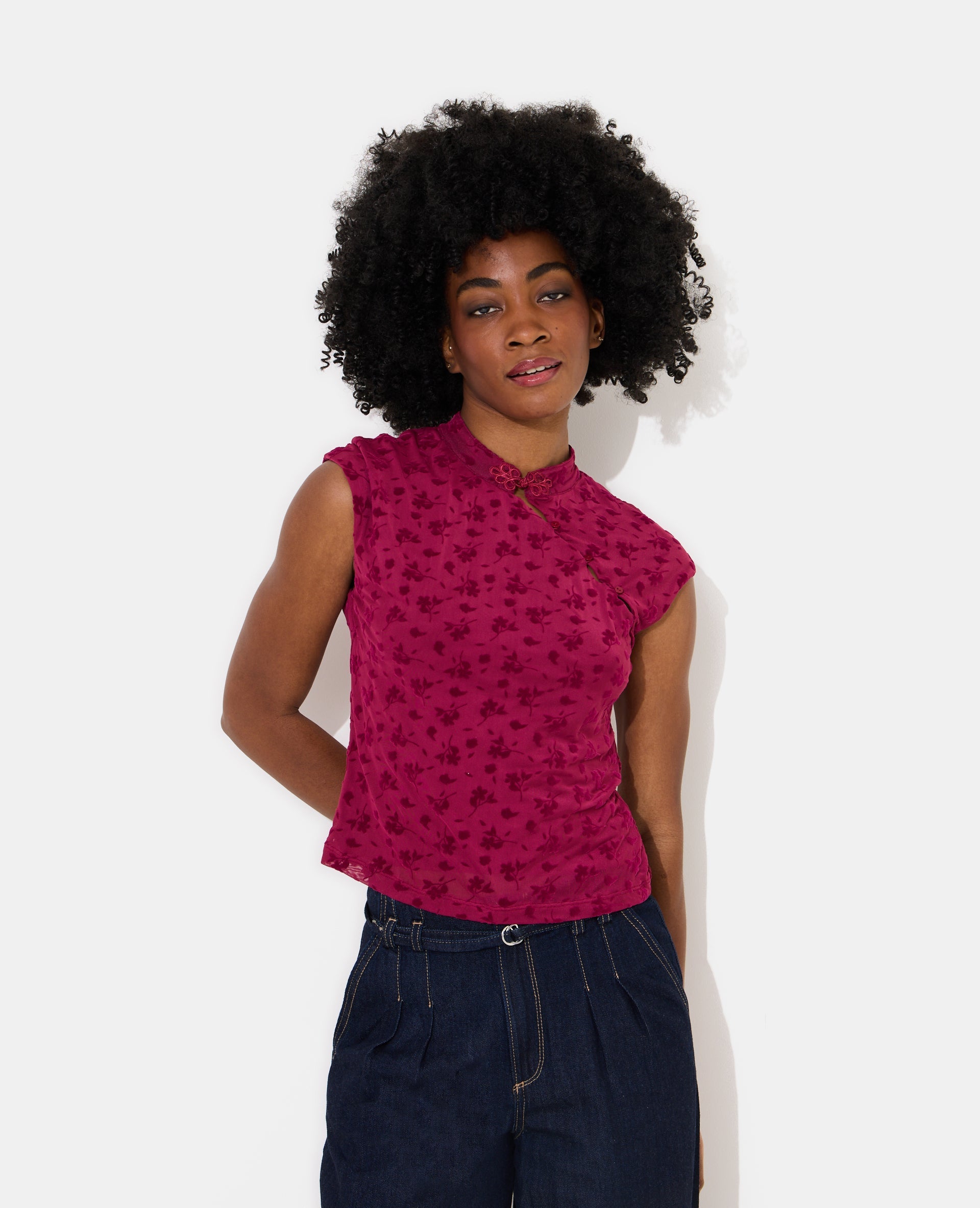 Top col mao en résille avec motif fleurs
