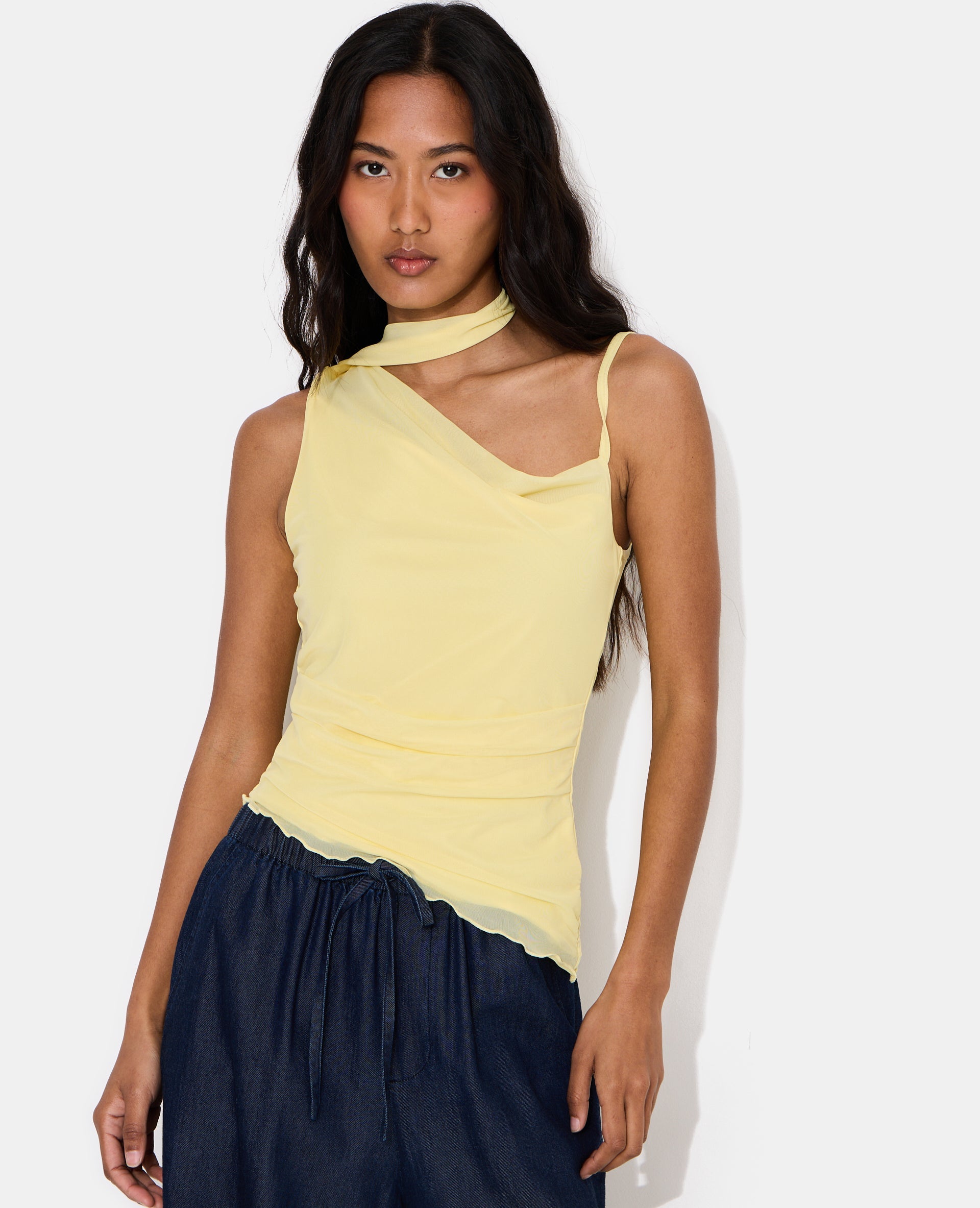 Top asymétrique avec écharpe intégrée