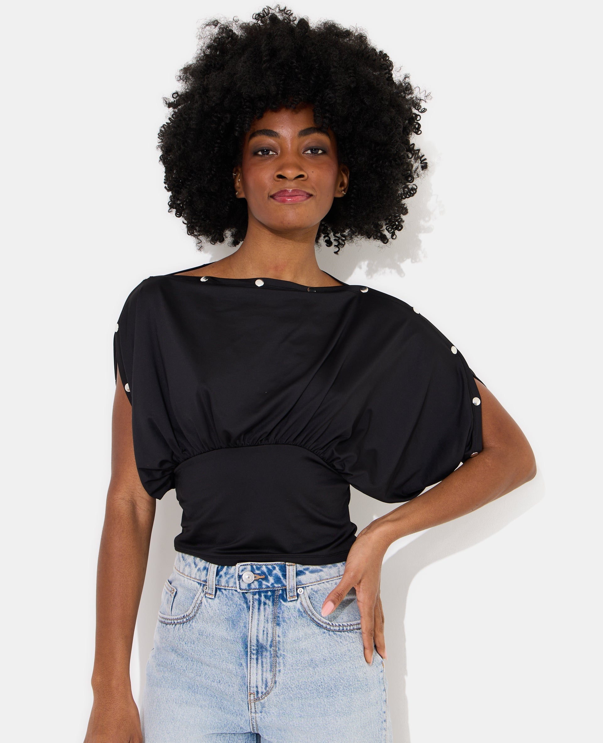 Top manches chauve-souris avec détails pressions