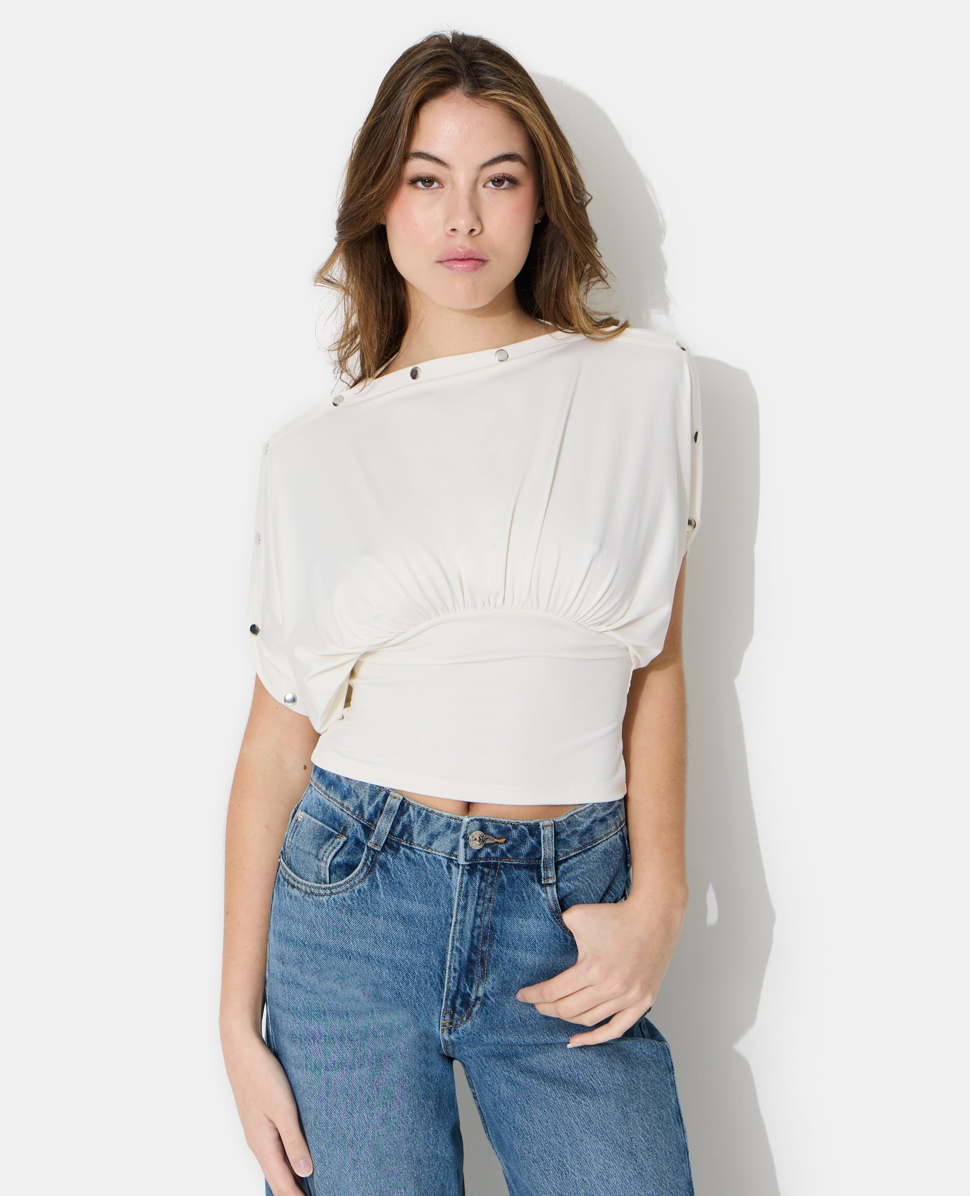 Top manches chauve-souris avec détails pressions