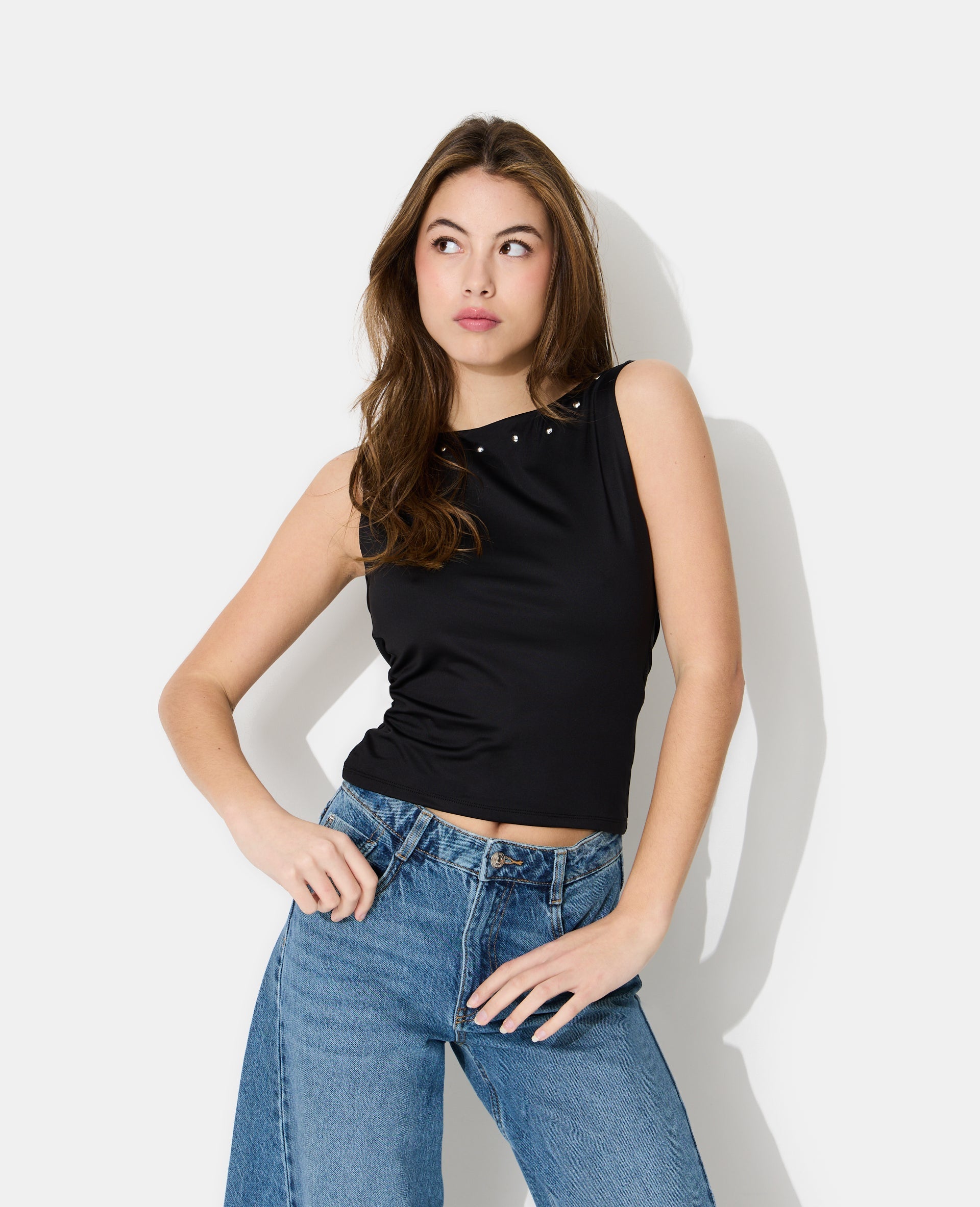 Top encolure bénitier dos avec clous