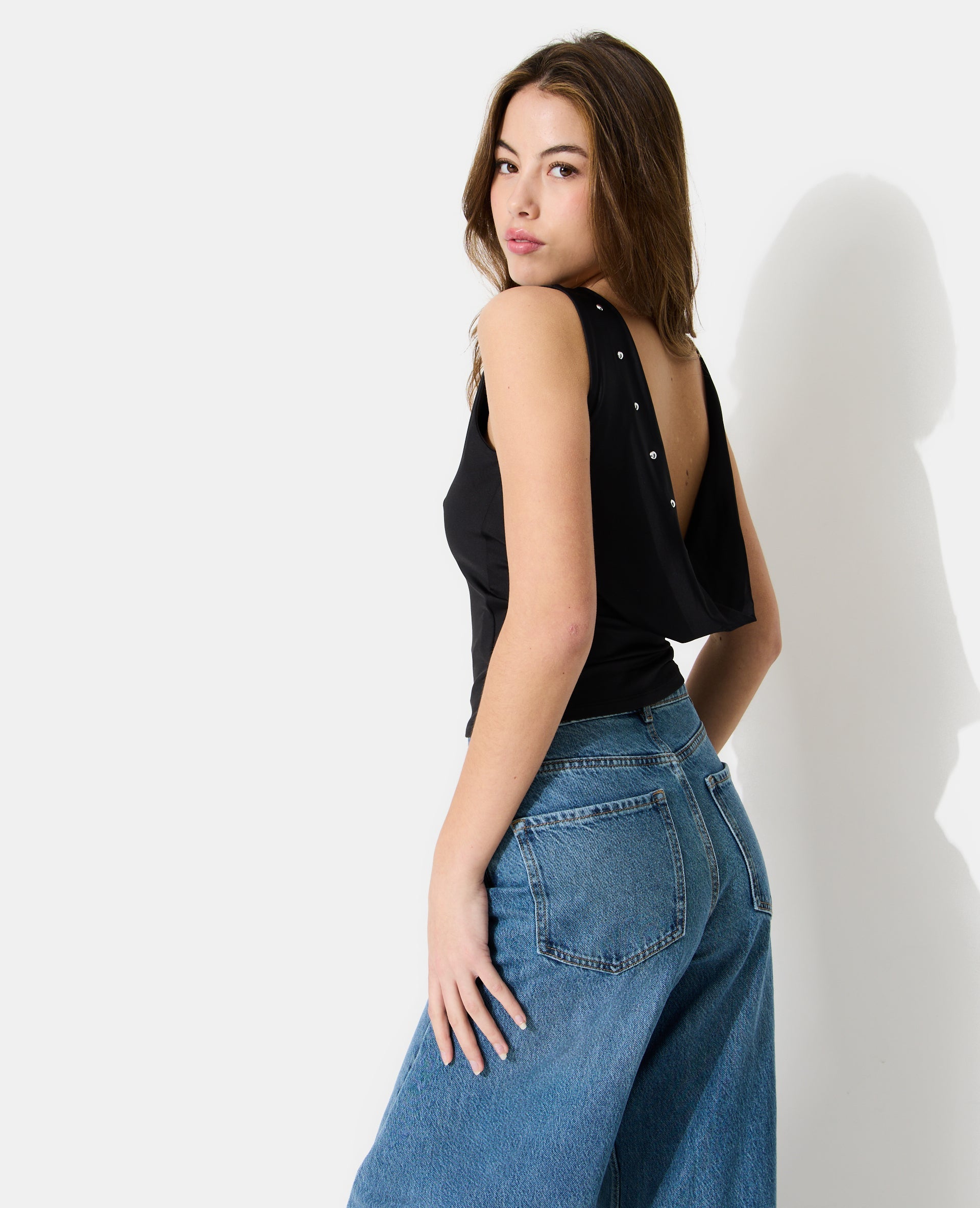 Top encolure bénitier dos avec clous