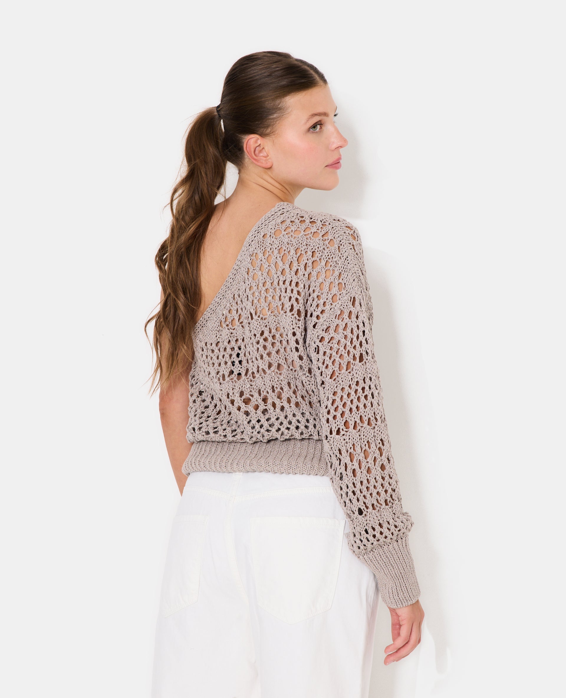Pull asymétrique en maille ajourée