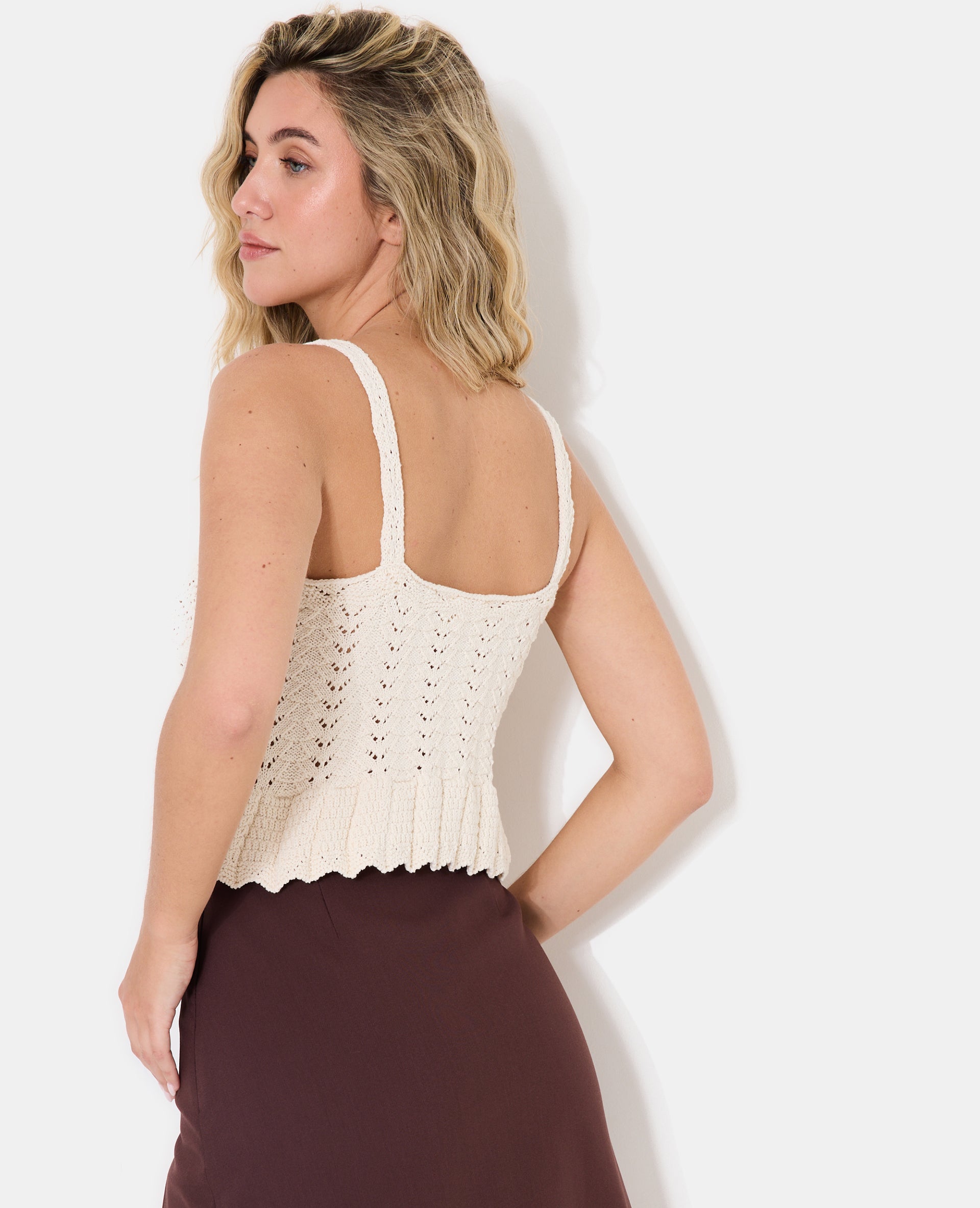 Top court en maille ajourée effet crochet avec laçage